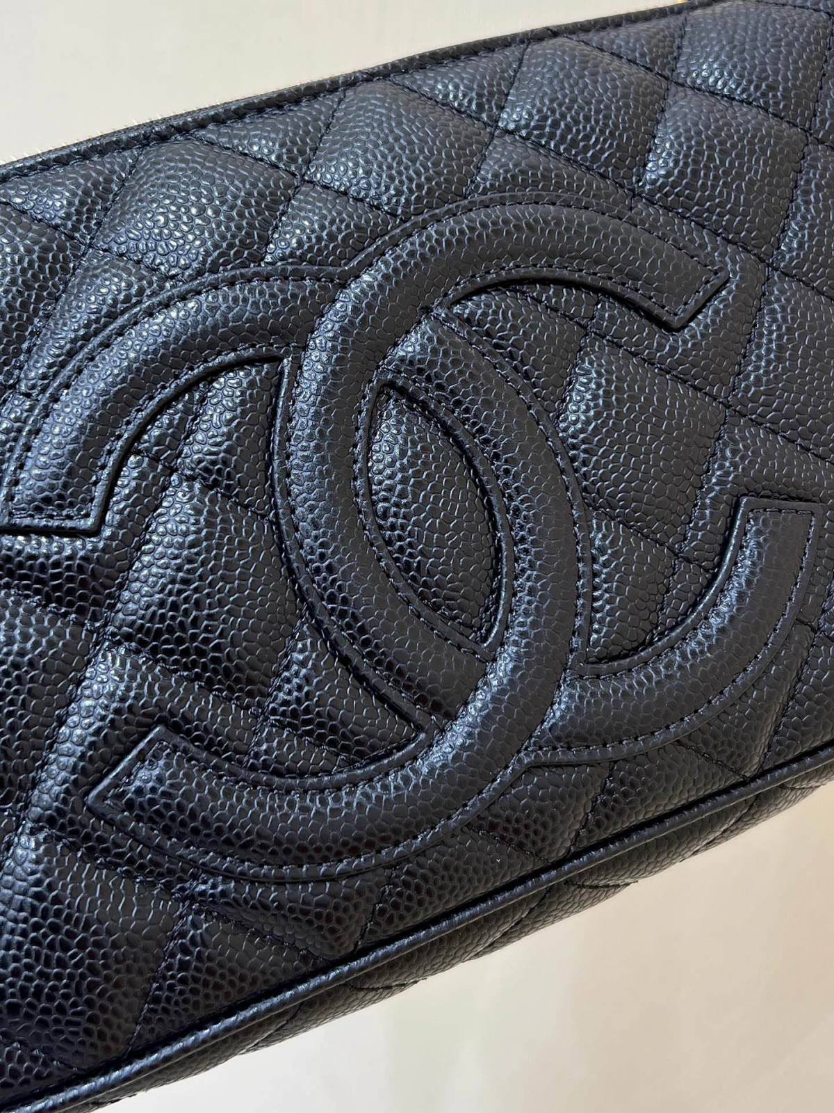 Ellebag’s Exquisite Replica: The Black Lambskin Chanel Bag with Wide Leather-Interlaced Chain and Gold Hardware(2024 Dec Updated)-ʻOi aku ka maikaʻi o ka ʻeke Louis Vuitton ʻeke hoʻopunipuni ma ka hale kūʻai pūnaewele, ʻeke hoʻolālā kope ru