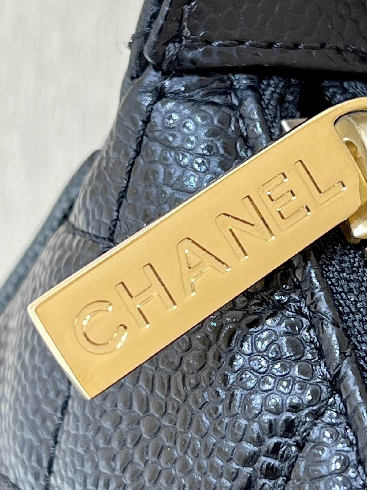 Ellebag’s Exquisite Replica: The Black Lambskin Chanel Bag with Wide Leather-Interlaced Chain and Gold Hardware(2024 Dec Updated)-ʻOi aku ka maikaʻi o ka ʻeke Louis Vuitton ʻeke hoʻopunipuni ma ka hale kūʻai pūnaewele, ʻeke hoʻolālā kope ru