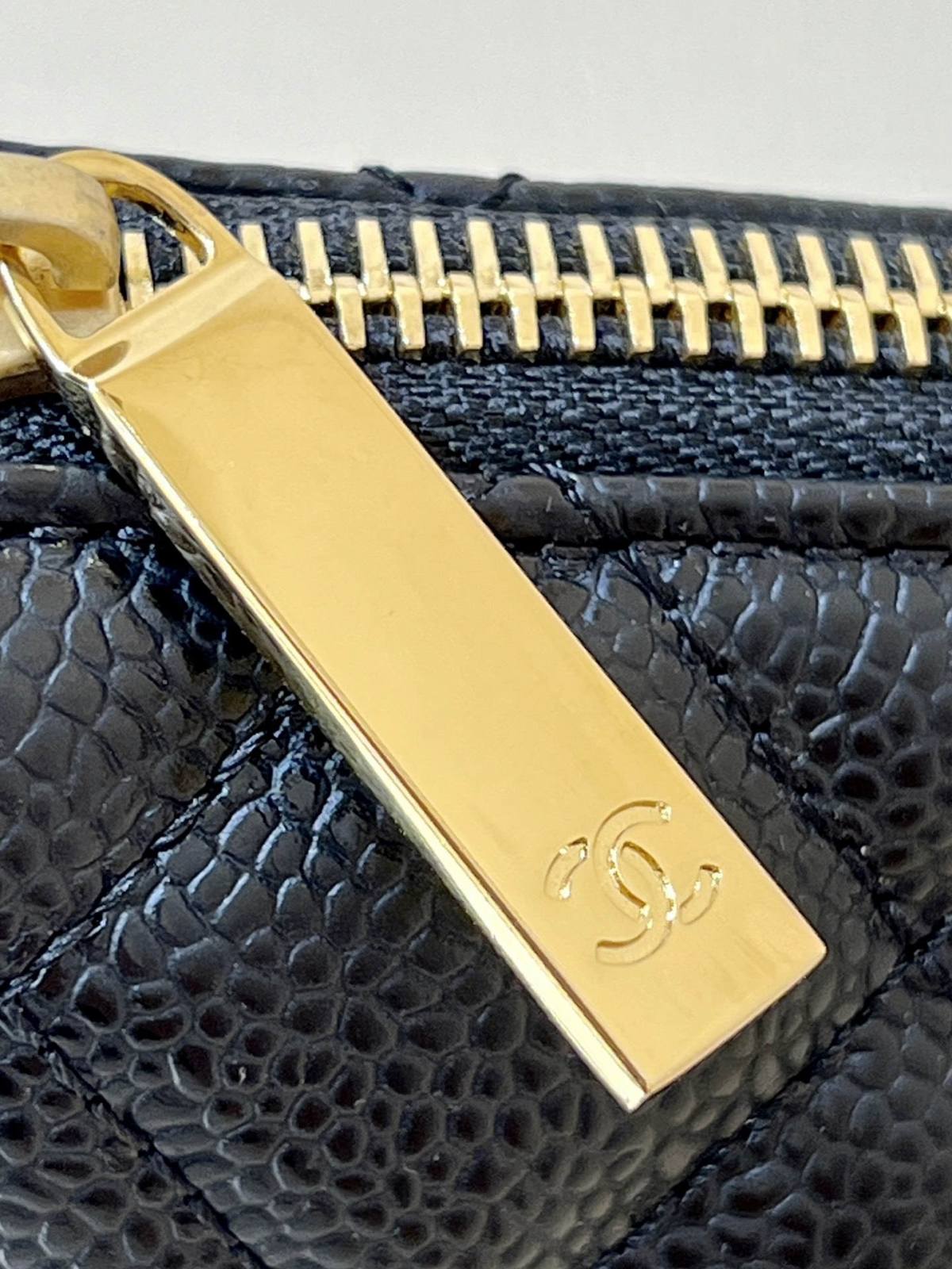 Ellebag’s Exquisite Replica: The Black Lambskin Chanel Bag with Wide Leather-Interlaced Chain and Gold Hardware(2024 Dec Updated)-ʻOi aku ka maikaʻi o ka ʻeke Louis Vuitton ʻeke hoʻopunipuni ma ka hale kūʻai pūnaewele, ʻeke hoʻolālā kope ru