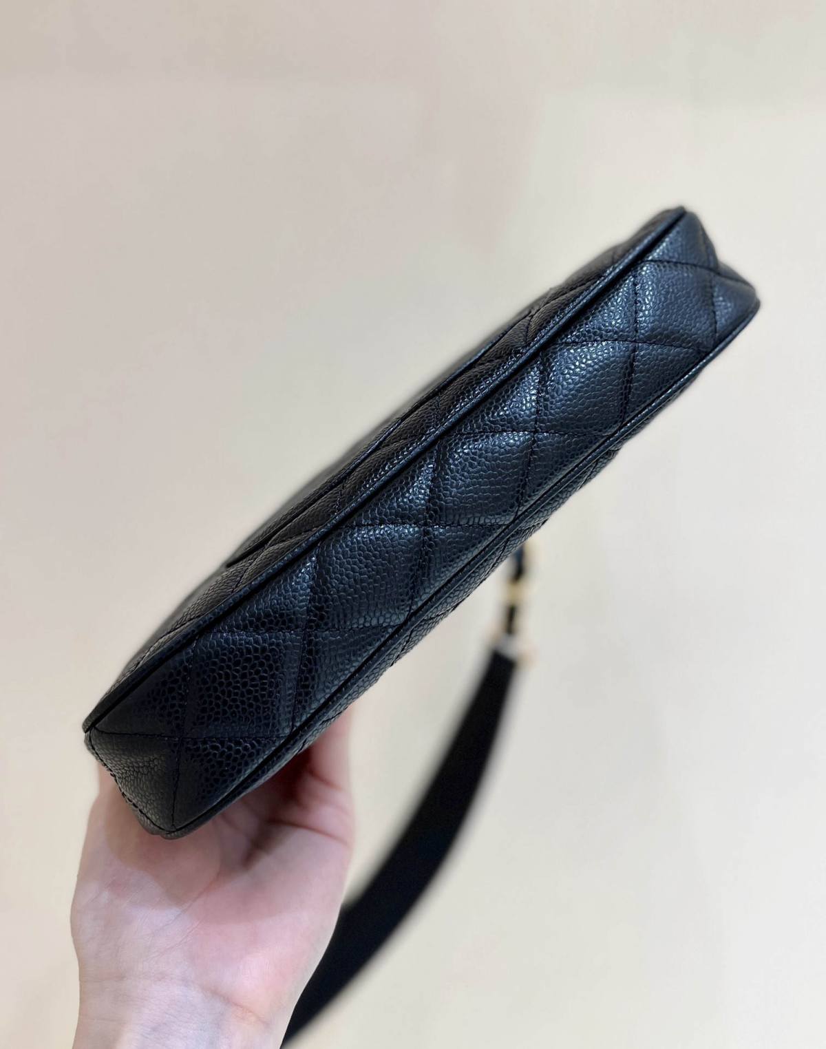 Ellebag’s Exquisite Replica: The Black Lambskin Chanel Bag with Wide Leather-Interlaced Chain and Gold Hardware(2024 Dec Updated)-ʻOi aku ka maikaʻi o ka ʻeke Louis Vuitton ʻeke hoʻopunipuni ma ka hale kūʻai pūnaewele, ʻeke hoʻolālā kope ru