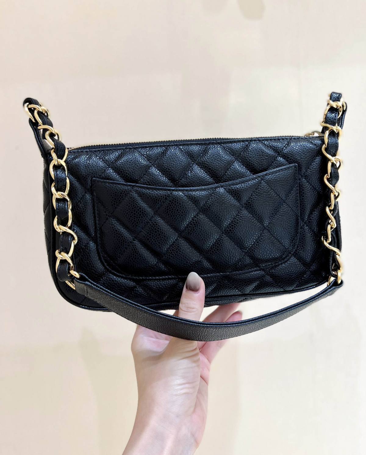 Ellebag’s Exquisite Replica: The Black Lambskin Chanel Bag with Wide Leather-Interlaced Chain and Gold Hardware(2024 Dec Updated)-ʻOi aku ka maikaʻi o ka ʻeke Louis Vuitton ʻeke hoʻopunipuni ma ka hale kūʻai pūnaewele, ʻeke hoʻolālā kope ru