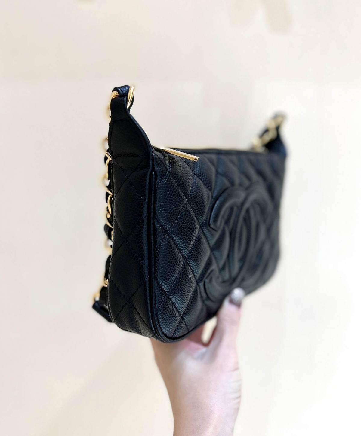 Ellebag’s Exquisite Replica: The Black Lambskin Chanel Bag with Wide Leather-Interlaced Chain and Gold Hardware(2024 Dec Updated)-ʻOi aku ka maikaʻi o ka ʻeke Louis Vuitton ʻeke hoʻopunipuni ma ka hale kūʻai pūnaewele, ʻeke hoʻolālā kope ru