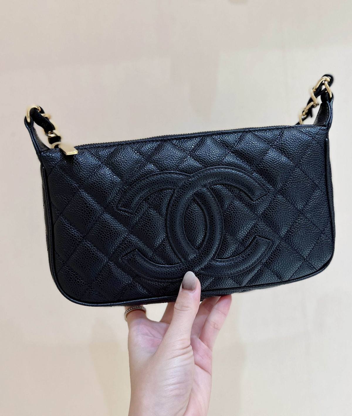 Ellebag’s Exquisite Replica: The Black Lambskin Chanel Bag with Wide Leather-Interlaced Chain and Gold Hardware(2024 Dec Updated)-ʻOi aku ka maikaʻi o ka ʻeke Louis Vuitton ʻeke hoʻopunipuni ma ka hale kūʻai pūnaewele, ʻeke hoʻolālā kope ru