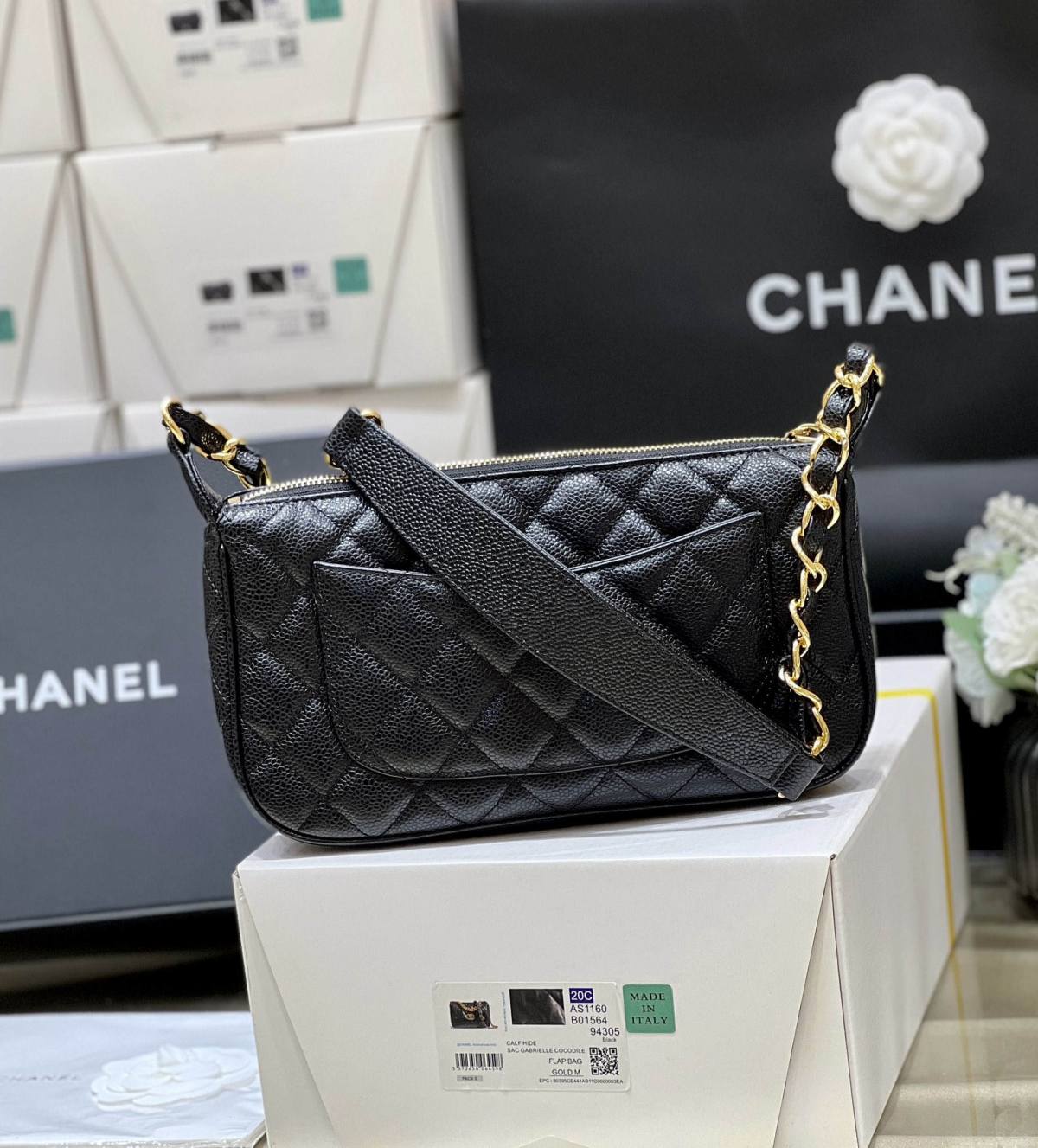 Ellebag’s Exquisite Replica: The Black Lambskin Chanel Bag with Wide Leather-Interlaced Chain and Gold Hardware(2024 Dec Updated)-ʻOi aku ka maikaʻi o ka ʻeke Louis Vuitton ʻeke hoʻopunipuni ma ka hale kūʻai pūnaewele, ʻeke hoʻolālā kope ru