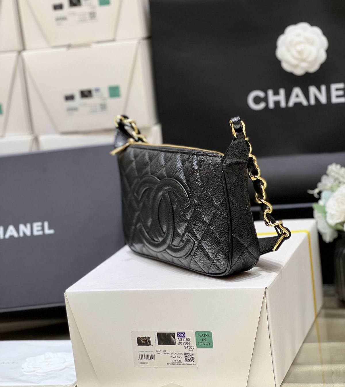 Ellebag’s Exquisite Replica: The Black Lambskin Chanel Bag with Wide Leather-Interlaced Chain and Gold Hardware(2024 Dec Updated)-ʻOi aku ka maikaʻi o ka ʻeke Louis Vuitton ʻeke hoʻopunipuni ma ka hale kūʻai pūnaewele, ʻeke hoʻolālā kope ru