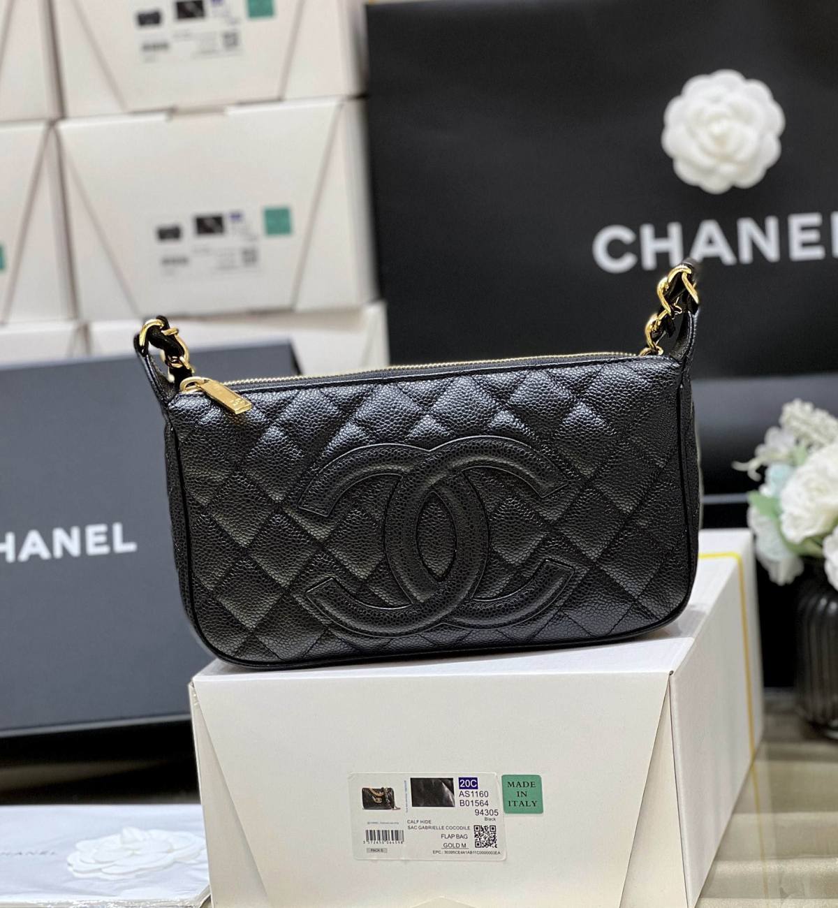 Ellebag’s Exquisite Replica: The Black Lambskin Chanel Bag with Wide Leather-Interlaced Chain and Gold Hardware(2024 Dec Updated)-ʻOi aku ka maikaʻi o ka ʻeke Louis Vuitton ʻeke hoʻopunipuni ma ka hale kūʻai pūnaewele, ʻeke hoʻolālā kope ru