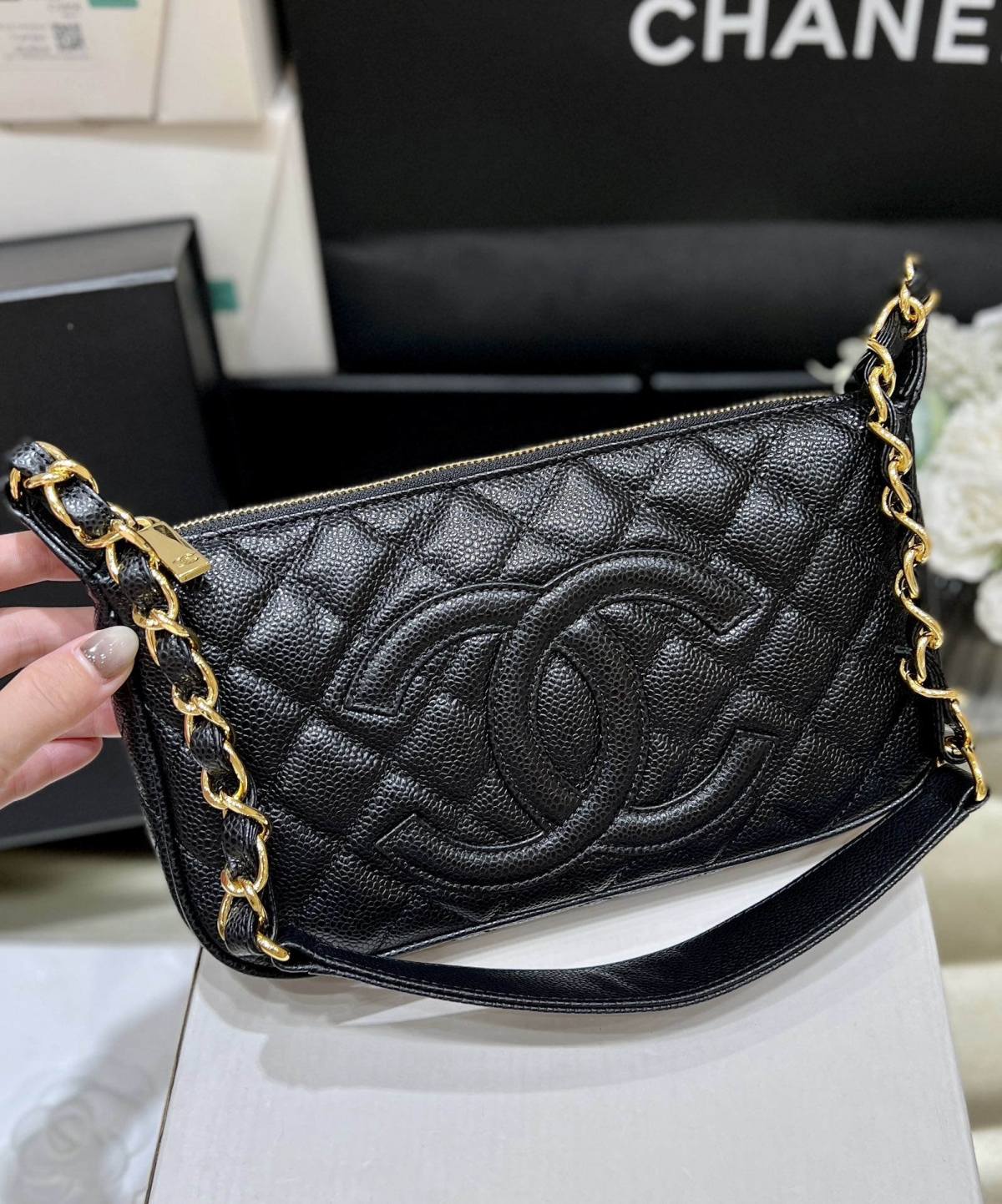 Ellebag’s Exquisite Replica: The Black Lambskin Chanel Bag with Wide Leather-Interlaced Chain and Gold Hardware(2024 Dec Updated)-ʻOi aku ka maikaʻi o ka ʻeke Louis Vuitton ʻeke hoʻopunipuni ma ka hale kūʻai pūnaewele, ʻeke hoʻolālā kope ru