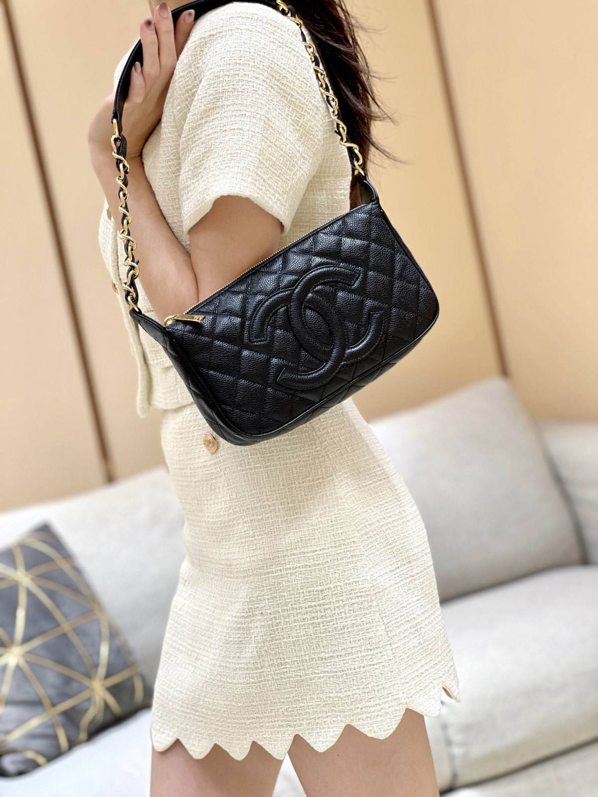 Ellebag’s Exquisite Replica: The Black Lambskin Chanel Bag with Wide Leather-Interlaced Chain and Gold Hardware(2024 Dec Updated)-ʻOi aku ka maikaʻi o ka ʻeke Louis Vuitton ʻeke hoʻopunipuni ma ka hale kūʻai pūnaewele, ʻeke hoʻolālā kope ru