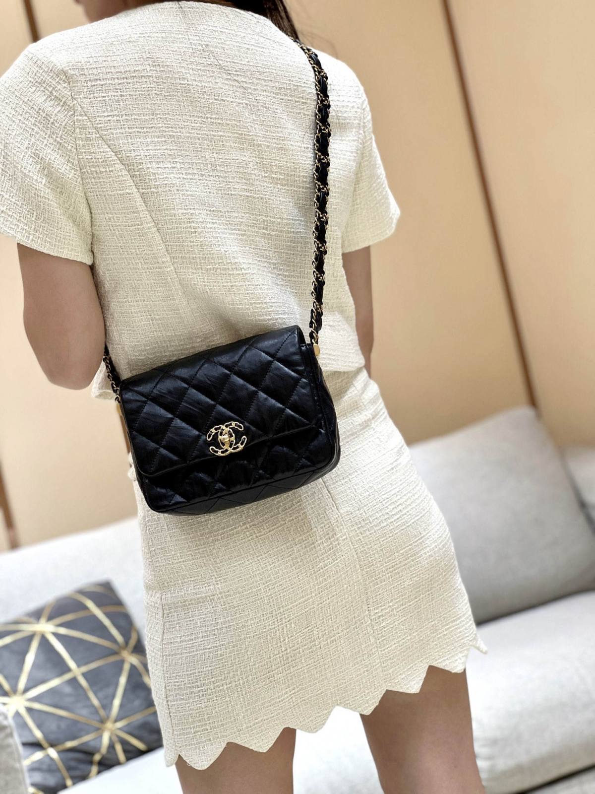 Ellebag’s Exquisite Replica: The Black Lambskin Chanel Bag with Wide Shoulder Strap and Gold Hardware(2024 Dec Updated)-ʻOi aku ka maikaʻi o ka ʻeke Louis Vuitton ʻeke hoʻopunipuni ma ka hale kūʻai pūnaewele, ʻeke hoʻolālā kope ru