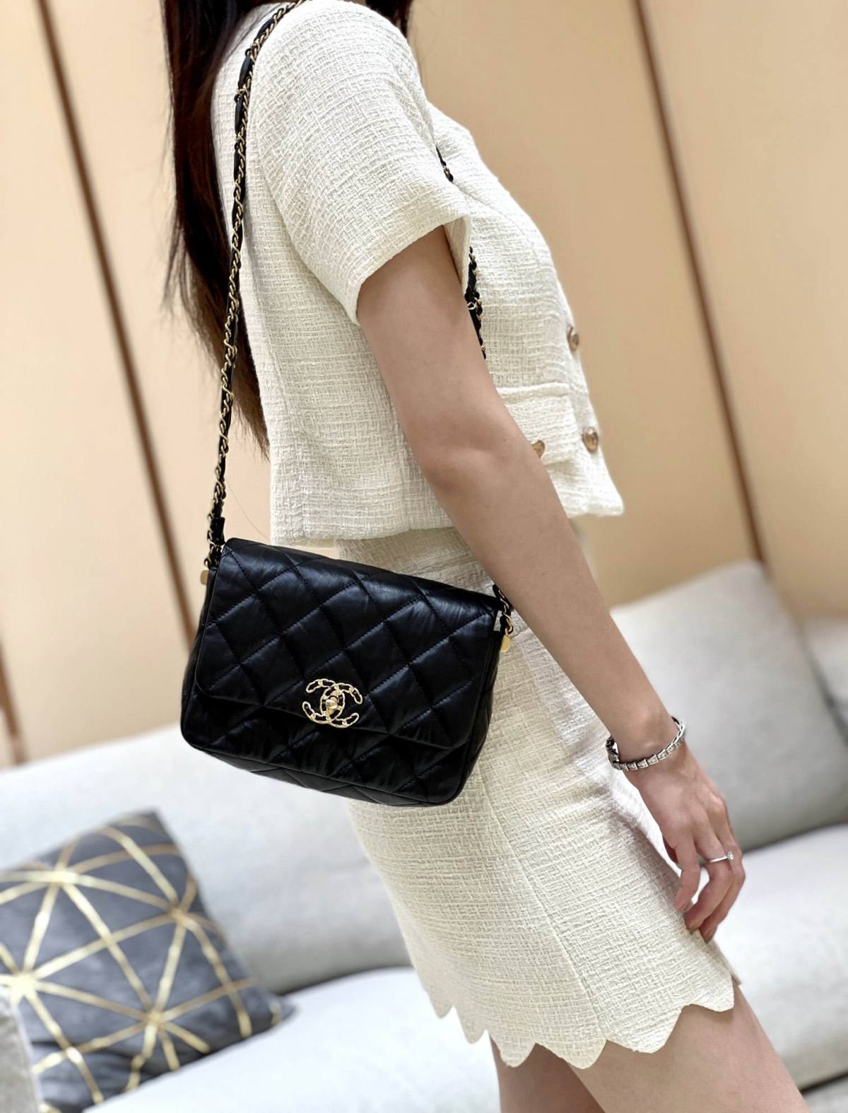 Ellebag’s Exquisite Replica: The Black Lambskin Chanel Bag with Wide Shoulder Strap and Gold Hardware(2024 Dec Updated)-ʻOi aku ka maikaʻi o ka ʻeke Louis Vuitton ʻeke hoʻopunipuni ma ka hale kūʻai pūnaewele, ʻeke hoʻolālā kope ru