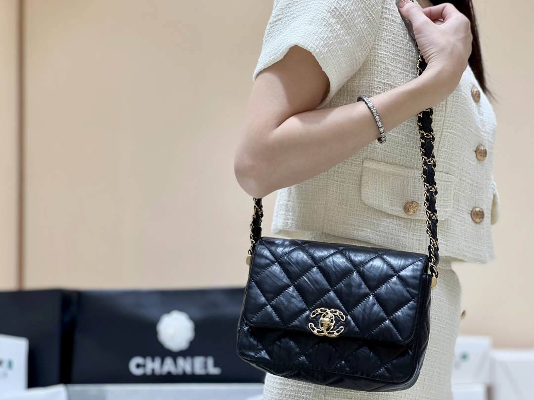 Ellebag’s Exquisite Replica: The Black Lambskin Chanel Bag with Wide Shoulder Strap and Gold Hardware(2024 Dec Updated)-ʻOi aku ka maikaʻi o ka ʻeke Louis Vuitton ʻeke hoʻopunipuni ma ka hale kūʻai pūnaewele, ʻeke hoʻolālā kope ru