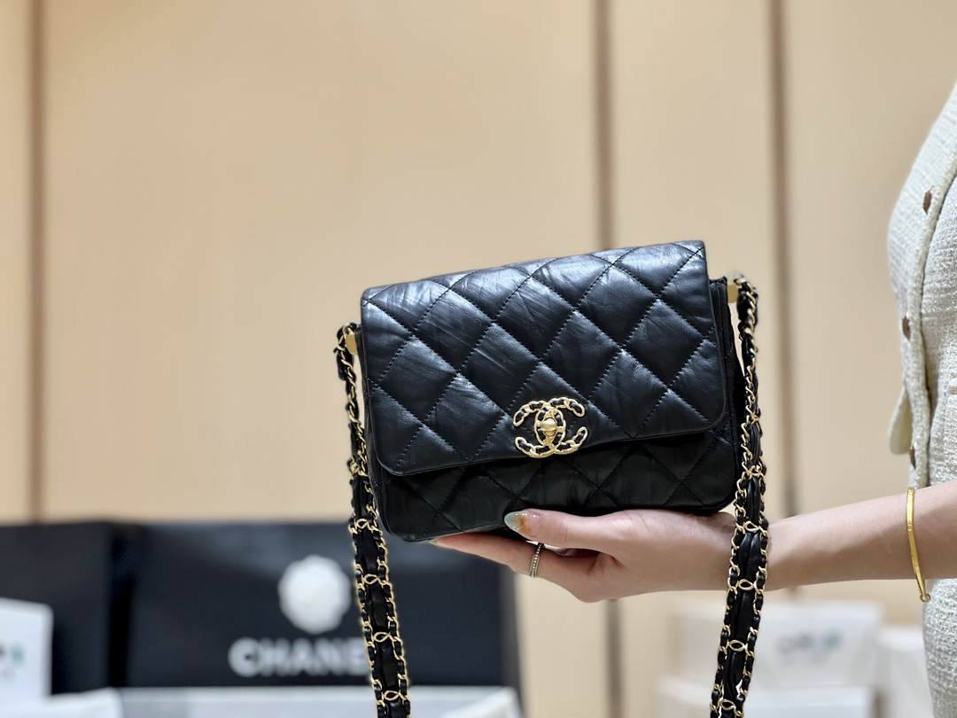 Ellebag’s Exquisite Replica: The Black Lambskin Chanel Bag with Wide Shoulder Strap and Gold Hardware(2024 Dec Updated)-ʻOi aku ka maikaʻi o ka ʻeke Louis Vuitton ʻeke hoʻopunipuni ma ka hale kūʻai pūnaewele, ʻeke hoʻolālā kope ru