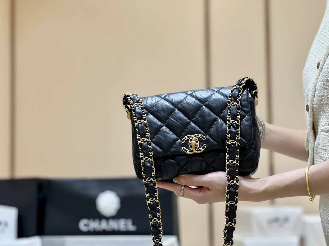 Ellebag’s Exquisite Replica: The Black Lambskin Chanel Bag with Wide Shoulder Strap and Gold Hardware(2024 Dec Updated)-ʻOi aku ka maikaʻi o ka ʻeke Louis Vuitton ʻeke hoʻopunipuni ma ka hale kūʻai pūnaewele, ʻeke hoʻolālā kope ru