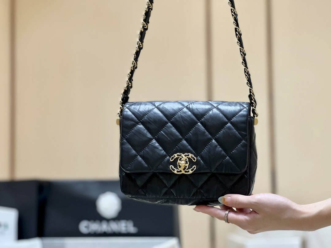 Ellebag’s Exquisite Replica: The Black Lambskin Chanel Bag with Wide Shoulder Strap and Gold Hardware(2024 Dec Updated)-ʻOi aku ka maikaʻi o ka ʻeke Louis Vuitton ʻeke hoʻopunipuni ma ka hale kūʻai pūnaewele, ʻeke hoʻolālā kope ru