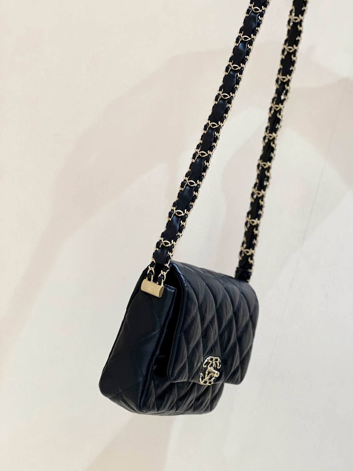 Ellebag’s Exquisite Replica: The Black Lambskin Chanel Bag with Wide Shoulder Strap and Gold Hardware(2024 Dec Updated)-ʻOi aku ka maikaʻi o ka ʻeke Louis Vuitton ʻeke hoʻopunipuni ma ka hale kūʻai pūnaewele, ʻeke hoʻolālā kope ru