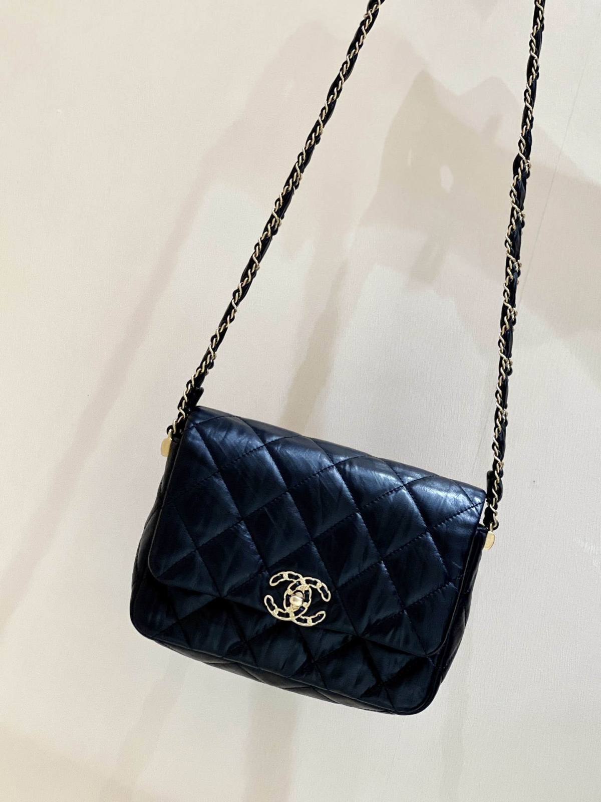 Ellebag’s Exquisite Replica: The Black Lambskin Chanel Bag with Wide Shoulder Strap and Gold Hardware(2024 Dec Updated)-ʻOi aku ka maikaʻi o ka ʻeke Louis Vuitton ʻeke hoʻopunipuni ma ka hale kūʻai pūnaewele, ʻeke hoʻolālā kope ru