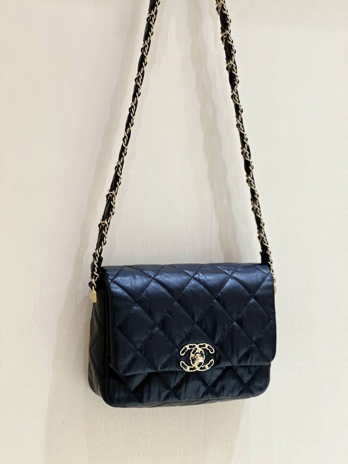 Ellebag’s Exquisite Replica: The Black Lambskin Chanel Bag with Wide Shoulder Strap and Gold Hardware(2024 Dec Updated)-ʻOi aku ka maikaʻi o ka ʻeke Louis Vuitton ʻeke hoʻopunipuni ma ka hale kūʻai pūnaewele, ʻeke hoʻolālā kope ru