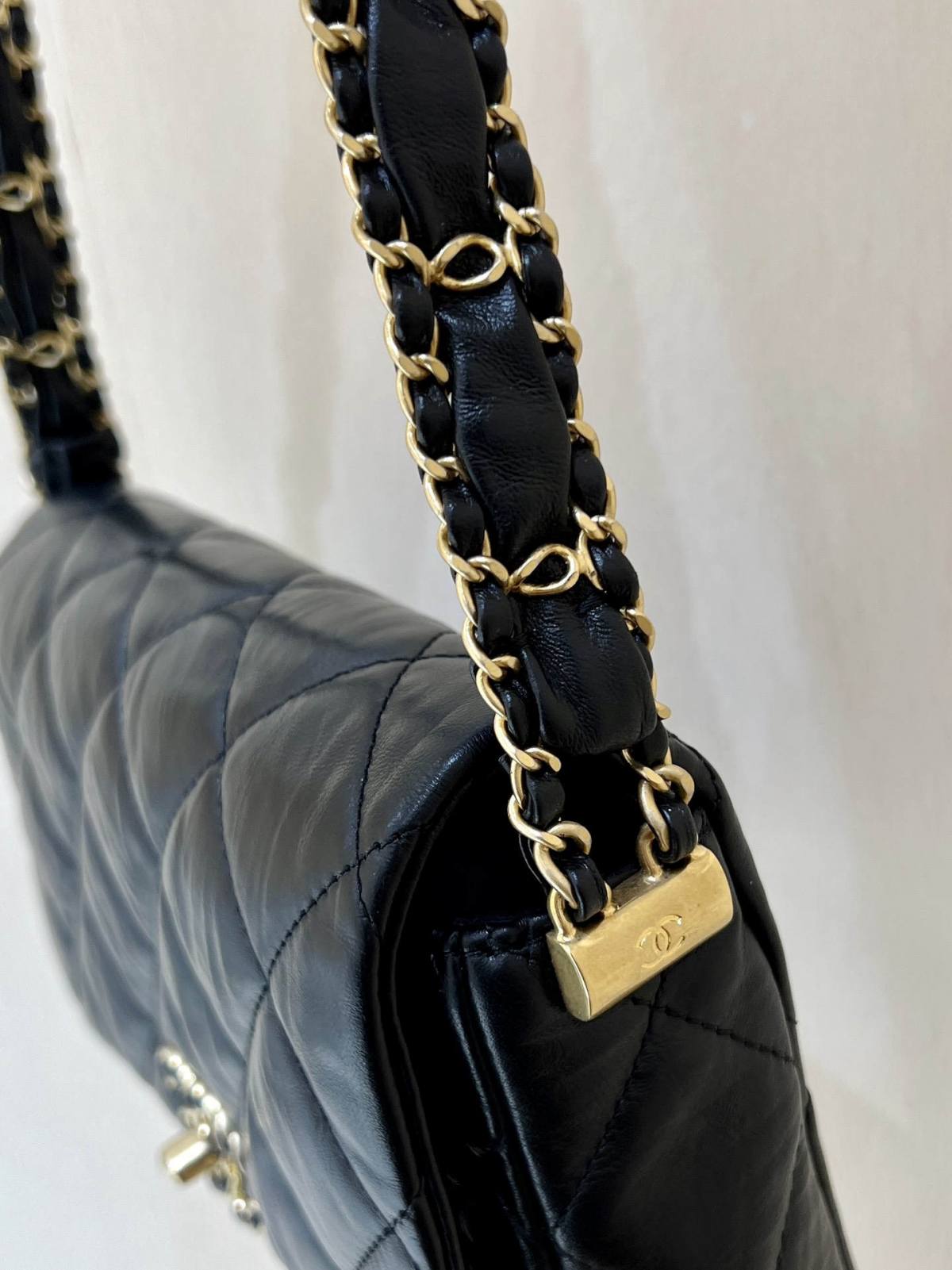 Ellebag’s Exquisite Replica: The Black Lambskin Chanel Bag with Wide Shoulder Strap and Gold Hardware(2024 Dec Updated)-ʻOi aku ka maikaʻi o ka ʻeke Louis Vuitton ʻeke hoʻopunipuni ma ka hale kūʻai pūnaewele, ʻeke hoʻolālā kope ru