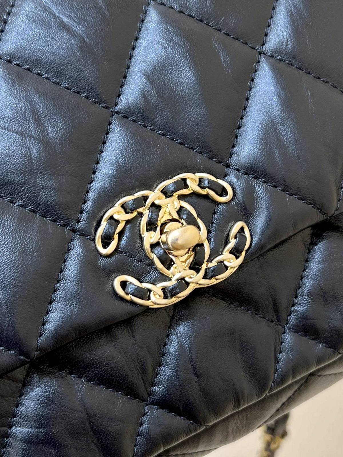 Ellebag’s Exquisite Replica: The Black Lambskin Chanel Bag with Wide Shoulder Strap and Gold Hardware(2024 Dec Updated)-ʻOi aku ka maikaʻi o ka ʻeke Louis Vuitton ʻeke hoʻopunipuni ma ka hale kūʻai pūnaewele, ʻeke hoʻolālā kope ru