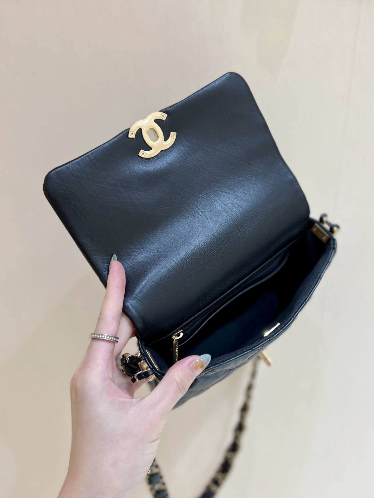 Ellebag’s Exquisite Replica: The Black Lambskin Chanel Bag with Wide Shoulder Strap and Gold Hardware(2024 Dec Updated)-ʻOi aku ka maikaʻi o ka ʻeke Louis Vuitton ʻeke hoʻopunipuni ma ka hale kūʻai pūnaewele, ʻeke hoʻolālā kope ru