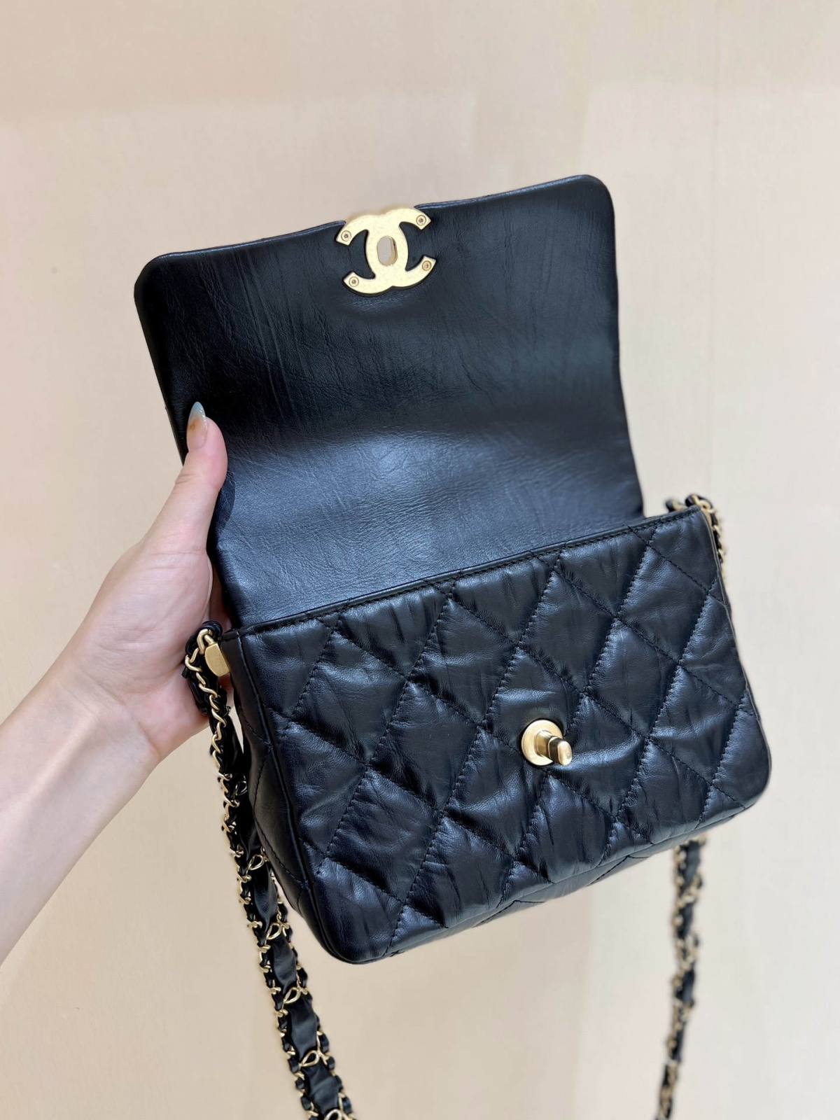 Ellebag’s Exquisite Replica: The Black Lambskin Chanel Bag with Wide Shoulder Strap and Gold Hardware(2024 Dec Updated)-ʻOi aku ka maikaʻi o ka ʻeke Louis Vuitton ʻeke hoʻopunipuni ma ka hale kūʻai pūnaewele, ʻeke hoʻolālā kope ru