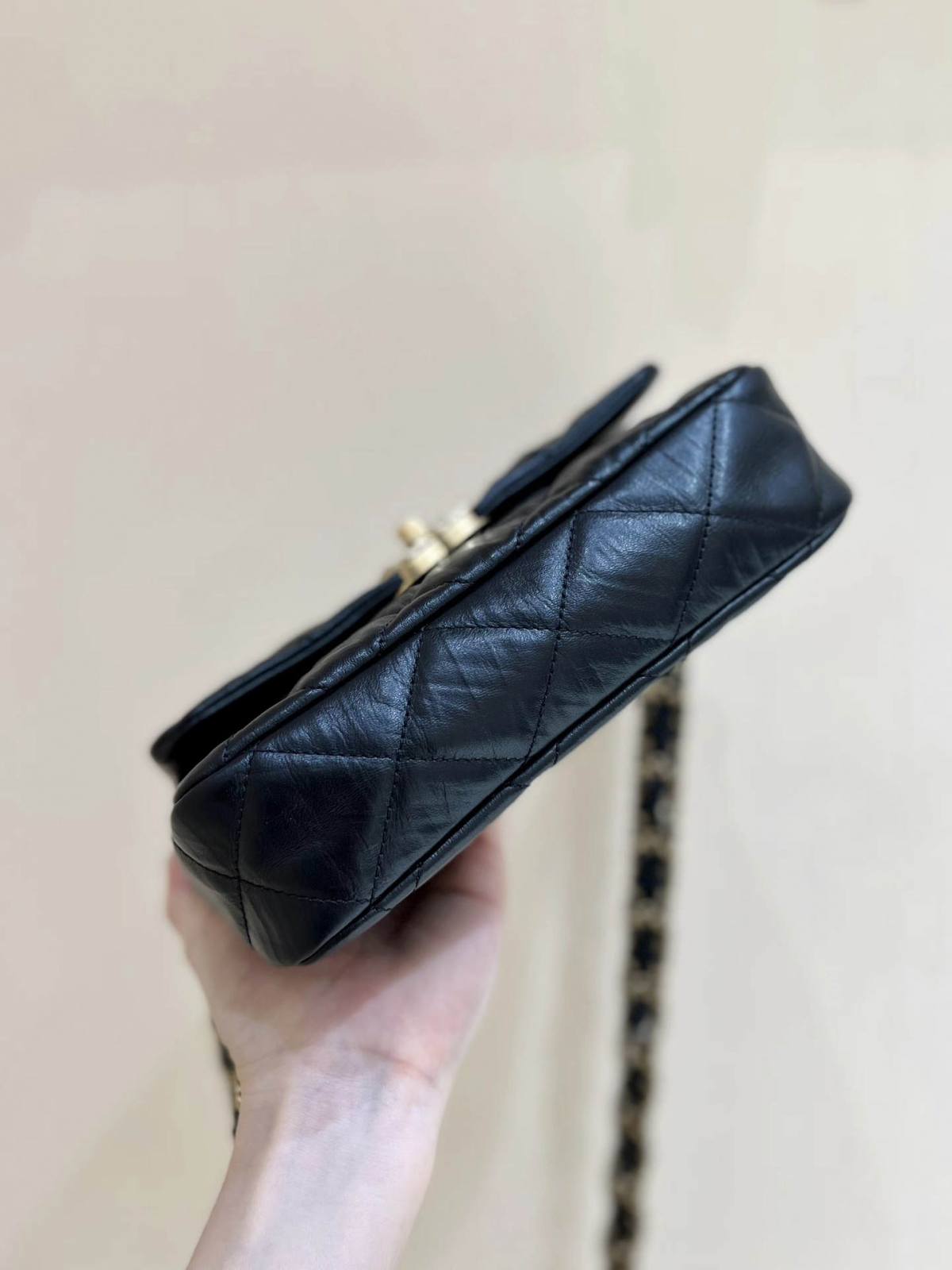 Ellebag’s Exquisite Replica: The Black Lambskin Chanel Bag with Wide Shoulder Strap and Gold Hardware(2024 Dec Updated)-ʻOi aku ka maikaʻi o ka ʻeke Louis Vuitton ʻeke hoʻopunipuni ma ka hale kūʻai pūnaewele, ʻeke hoʻolālā kope ru