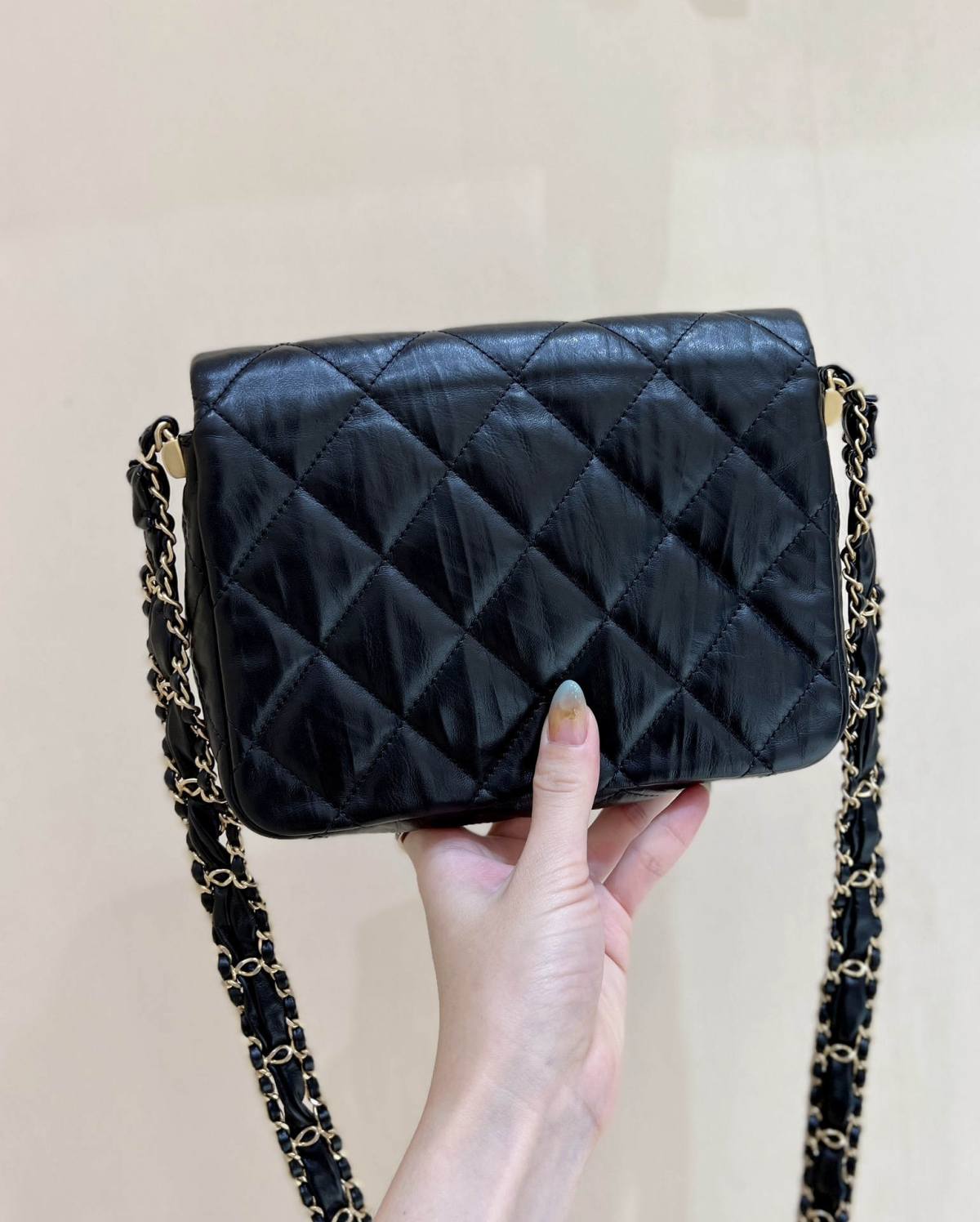 Ellebag’s Exquisite Replica: The Black Lambskin Chanel Bag with Wide Shoulder Strap and Gold Hardware(2024 Dec Updated)-ʻOi aku ka maikaʻi o ka ʻeke Louis Vuitton ʻeke hoʻopunipuni ma ka hale kūʻai pūnaewele, ʻeke hoʻolālā kope ru