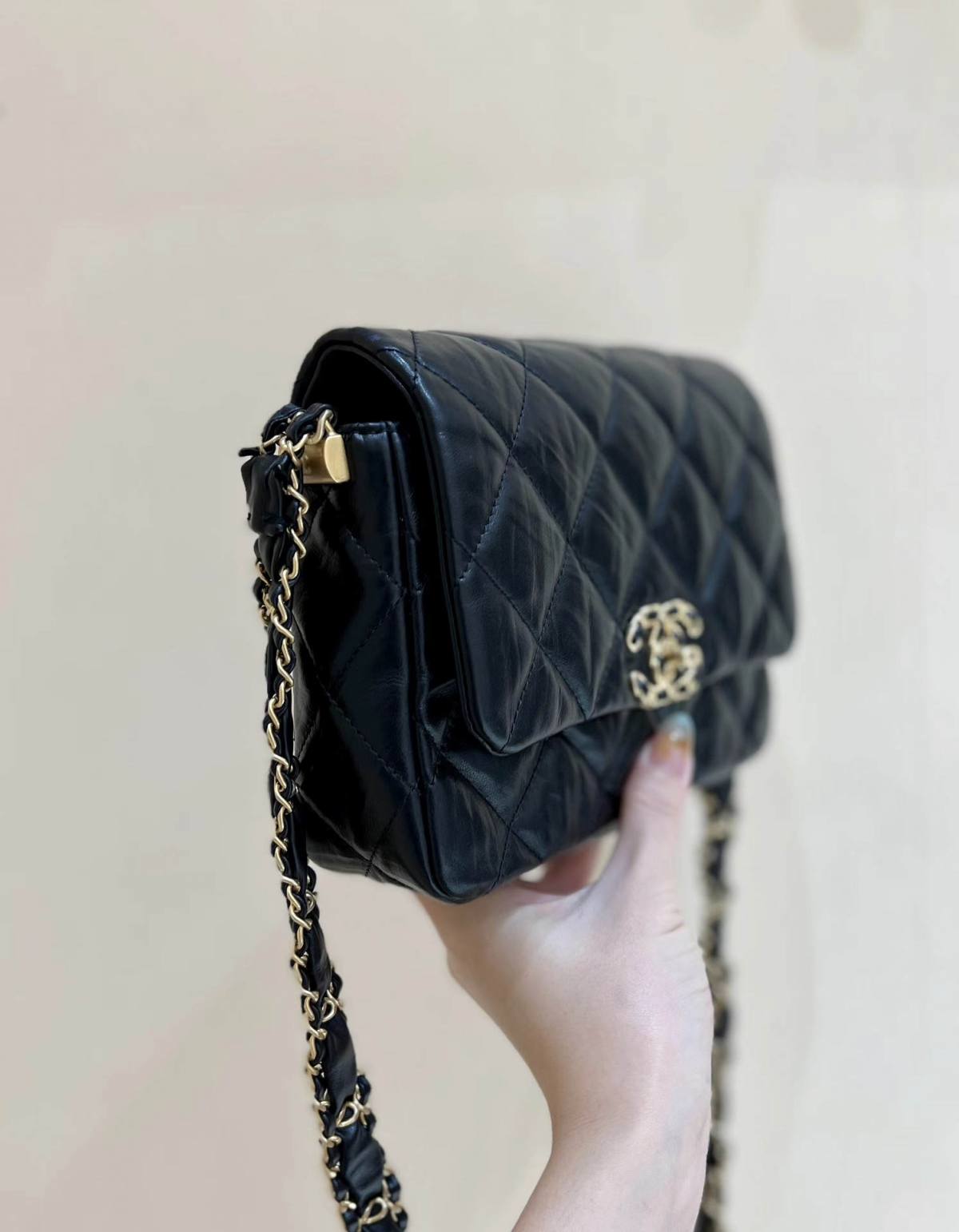 Ellebag’s Exquisite Replica: The Black Lambskin Chanel Bag with Wide Shoulder Strap and Gold Hardware(2024 Dec Updated)-ʻOi aku ka maikaʻi o ka ʻeke Louis Vuitton ʻeke hoʻopunipuni ma ka hale kūʻai pūnaewele, ʻeke hoʻolālā kope ru