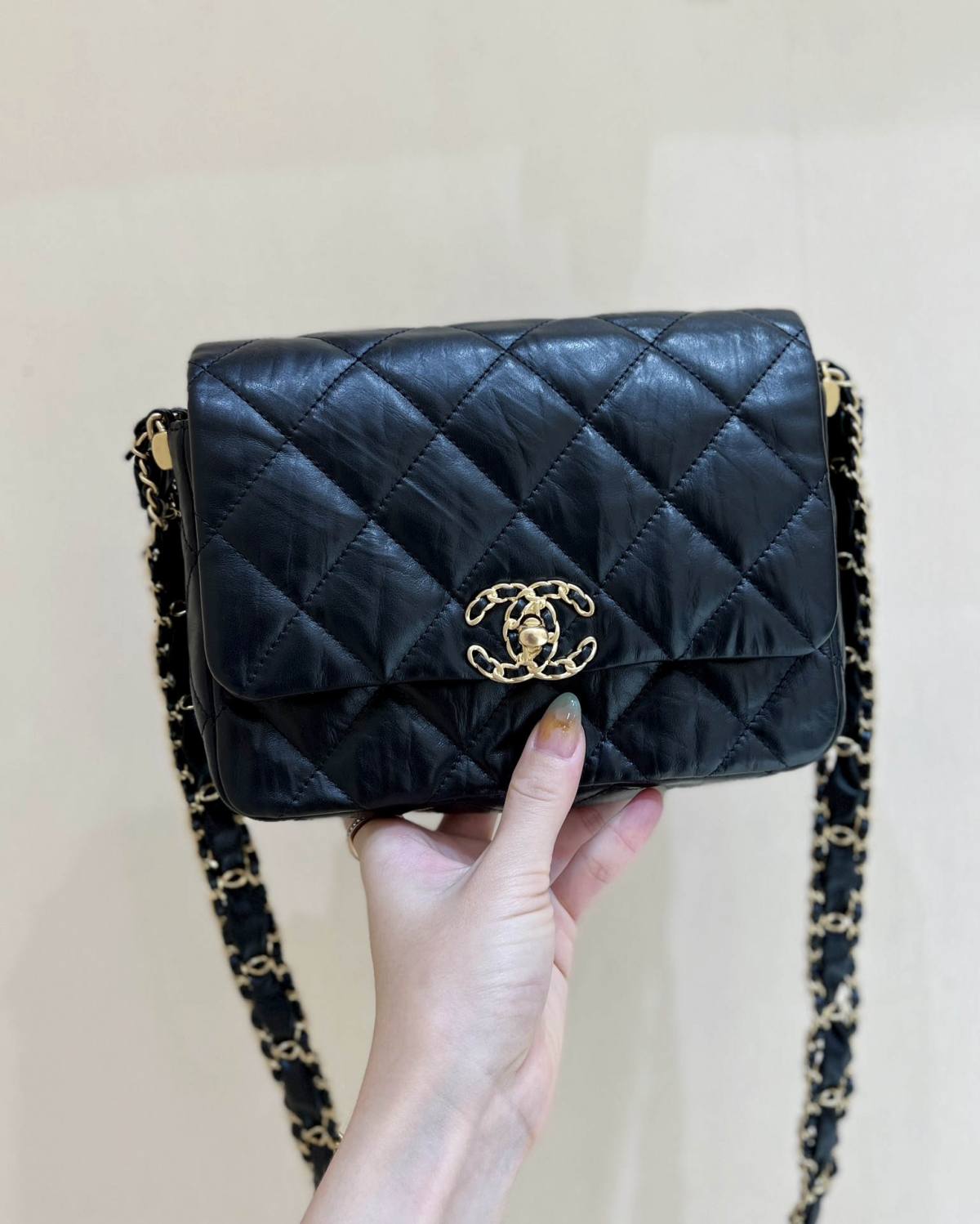 Ellebag’s Exquisite Replica: The Black Lambskin Chanel Bag with Wide Shoulder Strap and Gold Hardware(2024 Dec Updated)-ʻOi aku ka maikaʻi o ka ʻeke Louis Vuitton ʻeke hoʻopunipuni ma ka hale kūʻai pūnaewele, ʻeke hoʻolālā kope ru