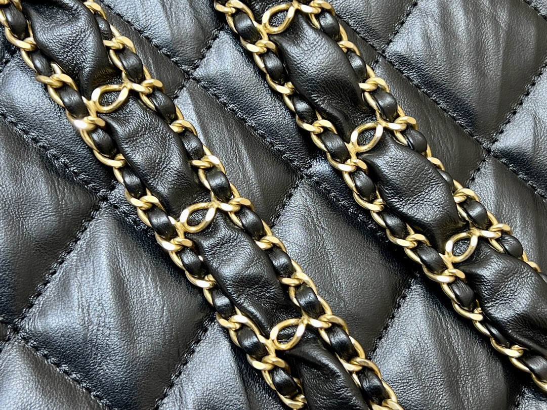 Ellebag’s Exquisite Replica: The Black Lambskin Chanel Bag with Wide Shoulder Strap and Gold Hardware(2024 Dec Updated)-ʻOi aku ka maikaʻi o ka ʻeke Louis Vuitton ʻeke hoʻopunipuni ma ka hale kūʻai pūnaewele, ʻeke hoʻolālā kope ru