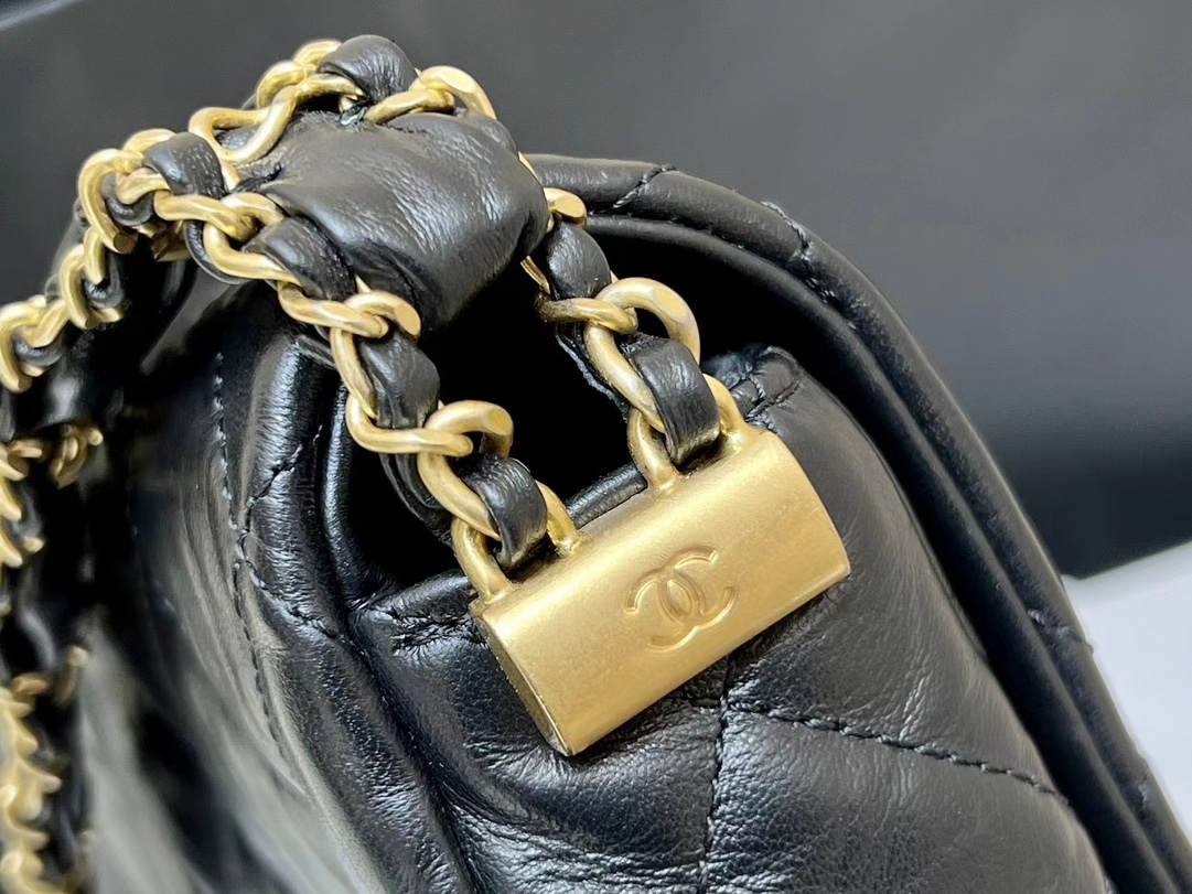 Ellebag’s Exquisite Replica: The Black Lambskin Chanel Bag with Wide Shoulder Strap and Gold Hardware(2024 Dec Updated)-ʻOi aku ka maikaʻi o ka ʻeke Louis Vuitton ʻeke hoʻopunipuni ma ka hale kūʻai pūnaewele, ʻeke hoʻolālā kope ru