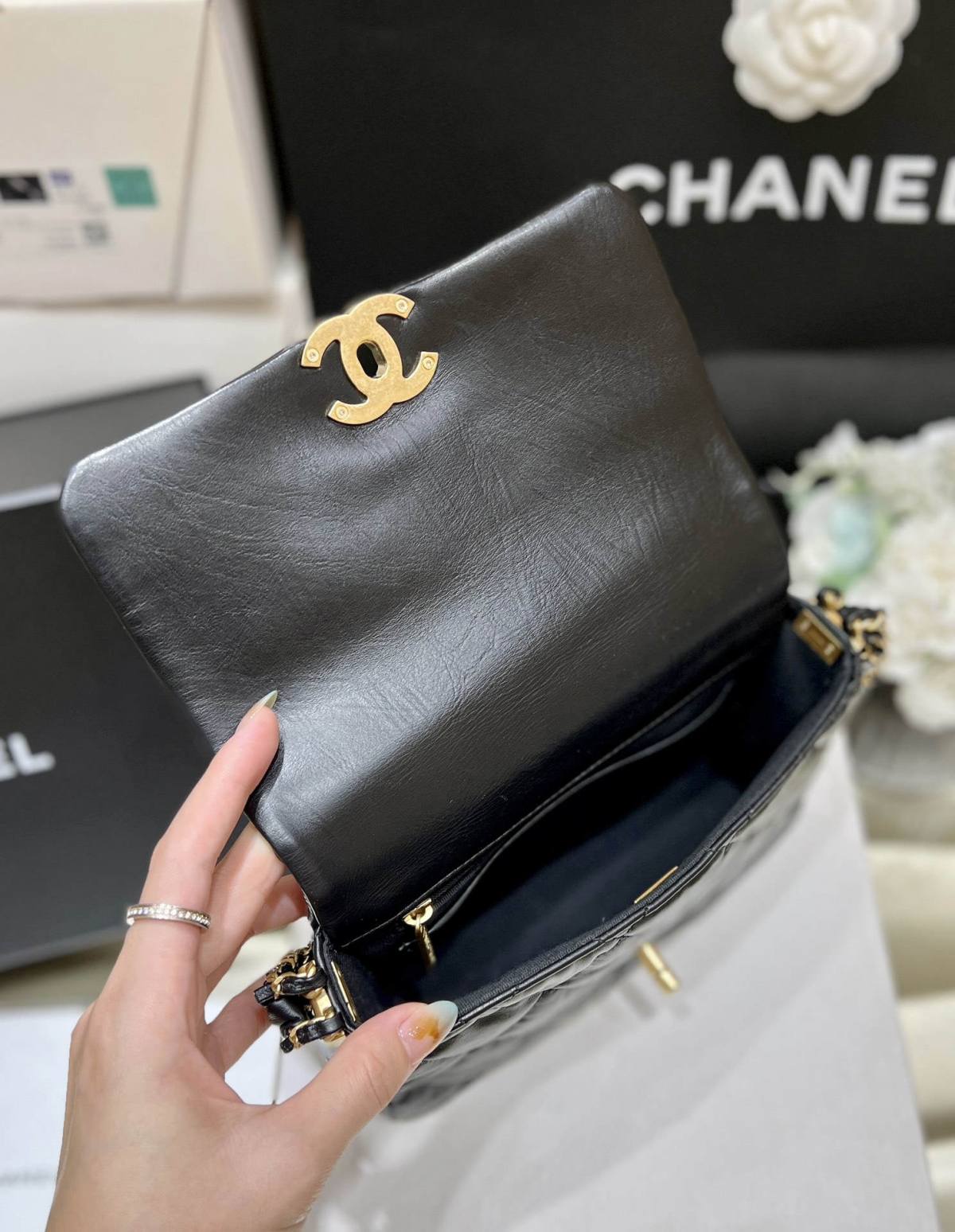 Ellebag’s Exquisite Replica: The Black Lambskin Chanel Bag with Wide Shoulder Strap and Gold Hardware(2024 Dec Updated)-ʻOi aku ka maikaʻi o ka ʻeke Louis Vuitton ʻeke hoʻopunipuni ma ka hale kūʻai pūnaewele, ʻeke hoʻolālā kope ru