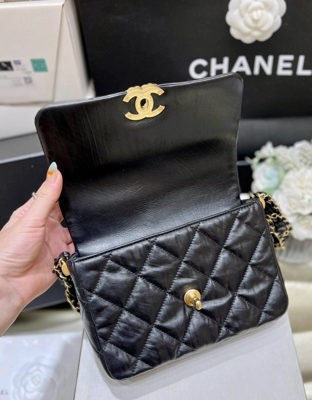 Ellebag’s Exquisite Replica: The Black Lambskin Chanel Bag with Wide Shoulder Strap and Gold Hardware(2024 Dec Updated)-ʻOi aku ka maikaʻi o ka ʻeke Louis Vuitton ʻeke hoʻopunipuni ma ka hale kūʻai pūnaewele, ʻeke hoʻolālā kope ru