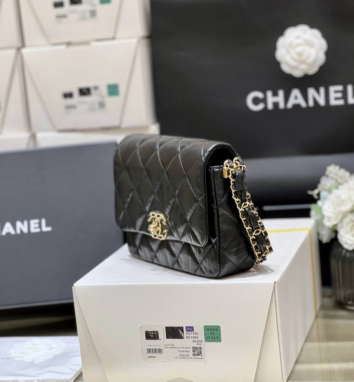 Ellebag’s Exquisite Replica: The Black Lambskin Chanel Bag with Wide Shoulder Strap and Gold Hardware(2024 Dec Updated)-ʻOi aku ka maikaʻi o ka ʻeke Louis Vuitton ʻeke hoʻopunipuni ma ka hale kūʻai pūnaewele, ʻeke hoʻolālā kope ru