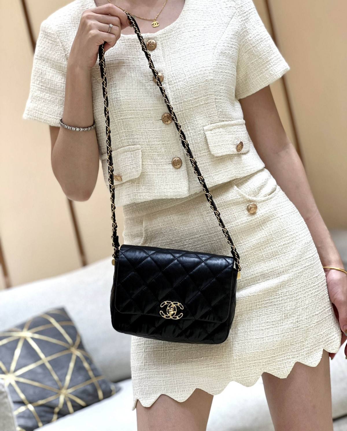 Ellebag’s Exquisite Replica: The Black Lambskin Chanel Bag with Wide Shoulder Strap and Gold Hardware(2024 Dec Updated)-ʻOi aku ka maikaʻi o ka ʻeke Louis Vuitton ʻeke hoʻopunipuni ma ka hale kūʻai pūnaewele, ʻeke hoʻolālā kope ru