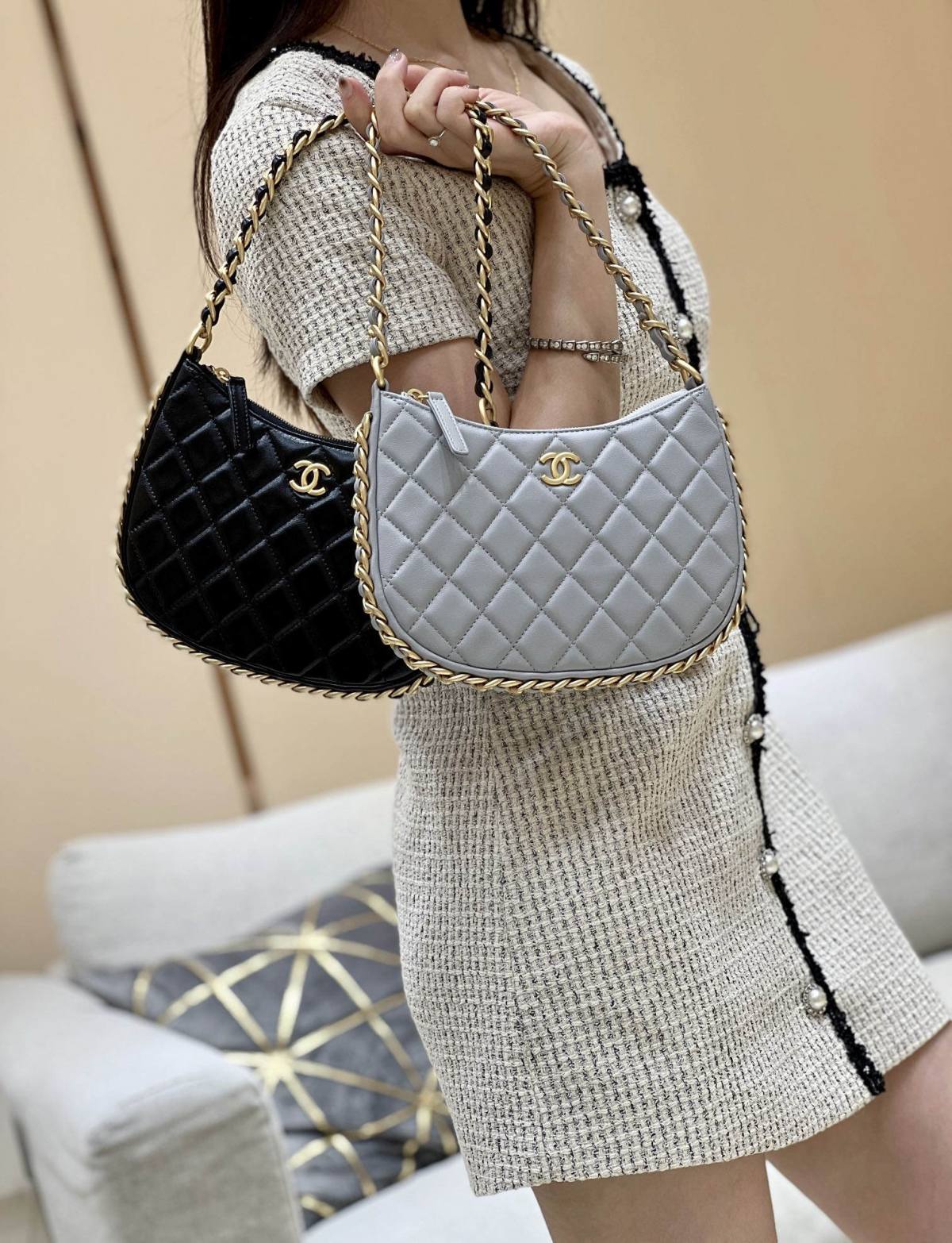 Ellebag’s Exquisite Replica: The Black Lambskin Chanel Hobo Handbag with Gold Hardware(2024 Dec Updated)-ʻOi aku ka maikaʻi o ka ʻeke Louis Vuitton ʻeke hoʻopunipuni ma ka hale kūʻai pūnaewele, ʻeke hoʻolālā kope ru