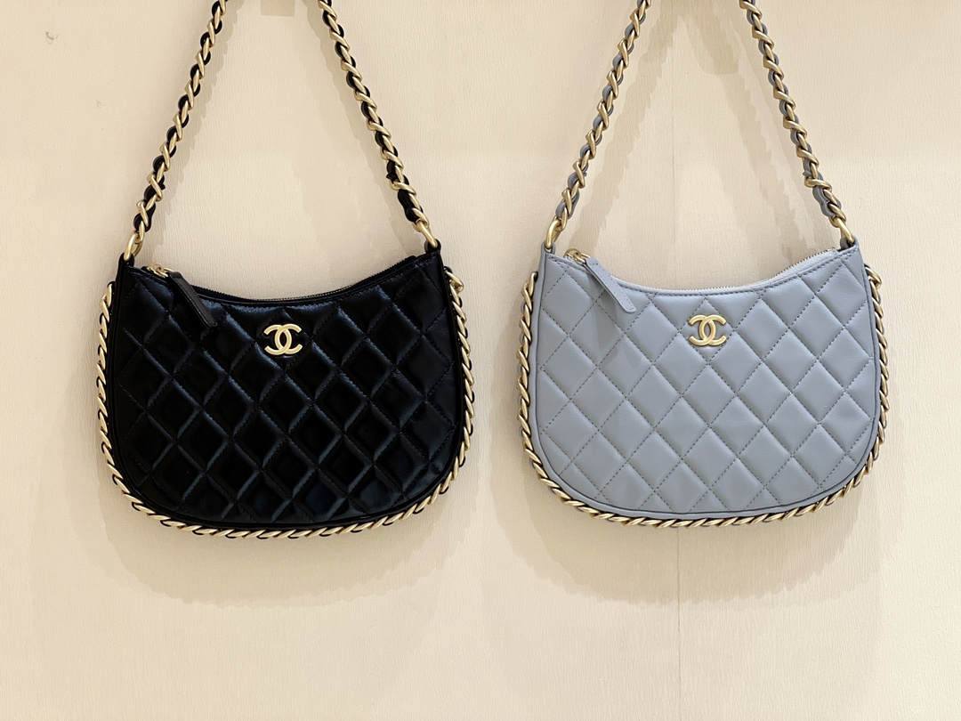 Ellebag’s Exquisite Replica: The Black Lambskin Chanel Hobo Handbag with Gold Hardware(2024 Dec Updated)-ʻOi aku ka maikaʻi o ka ʻeke Louis Vuitton ʻeke hoʻopunipuni ma ka hale kūʻai pūnaewele, ʻeke hoʻolālā kope ru