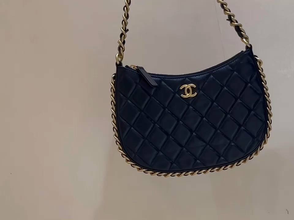 Ellebag’s Exquisite Replica: The Black Lambskin Chanel Hobo Handbag with Gold Hardware(2024 Dec Updated)-ʻOi aku ka maikaʻi o ka ʻeke Louis Vuitton ʻeke hoʻopunipuni ma ka hale kūʻai pūnaewele, ʻeke hoʻolālā kope ru