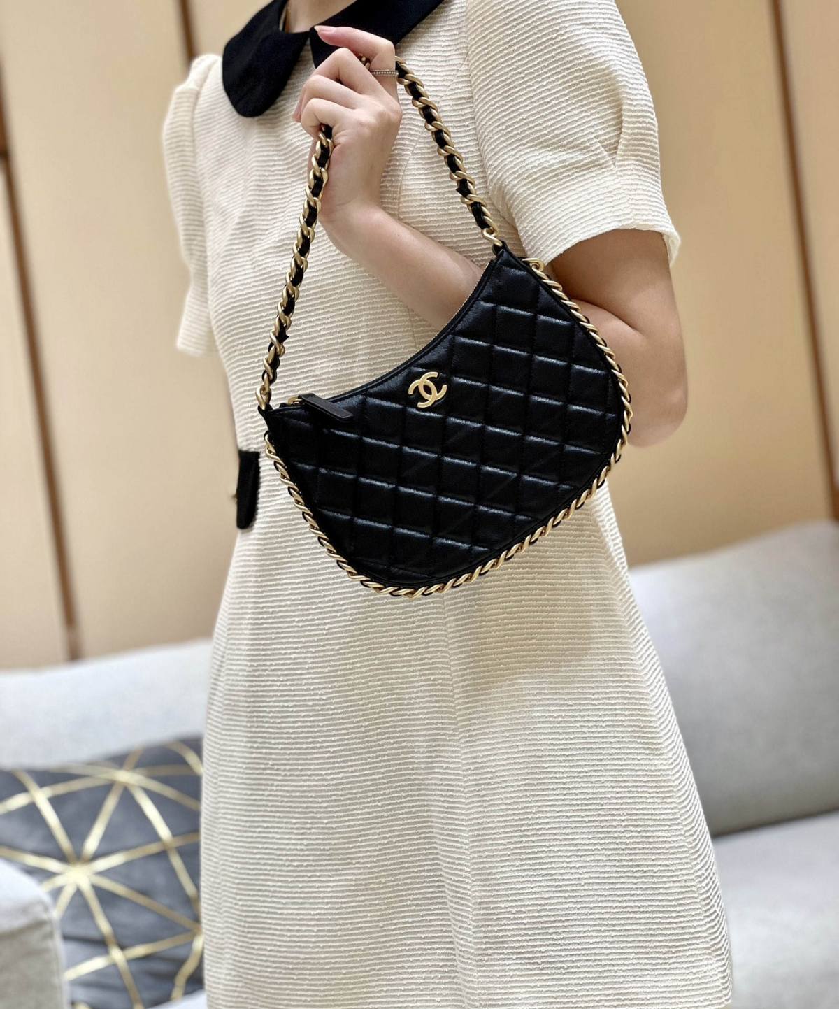 Ellebag’s Exquisite Replica: The Black Lambskin Chanel Hobo Handbag with Gold Hardware(2024 Dec Updated)-ʻOi aku ka maikaʻi o ka ʻeke Louis Vuitton ʻeke hoʻopunipuni ma ka hale kūʻai pūnaewele, ʻeke hoʻolālā kope ru