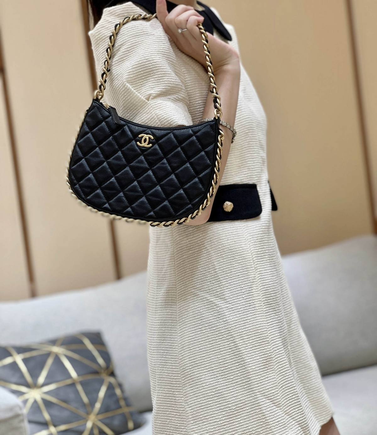 Ellebag’s Exquisite Replica: The Black Lambskin Chanel Hobo Handbag with Gold Hardware(2024 Dec Updated)-ʻOi aku ka maikaʻi o ka ʻeke Louis Vuitton ʻeke hoʻopunipuni ma ka hale kūʻai pūnaewele, ʻeke hoʻolālā kope ru