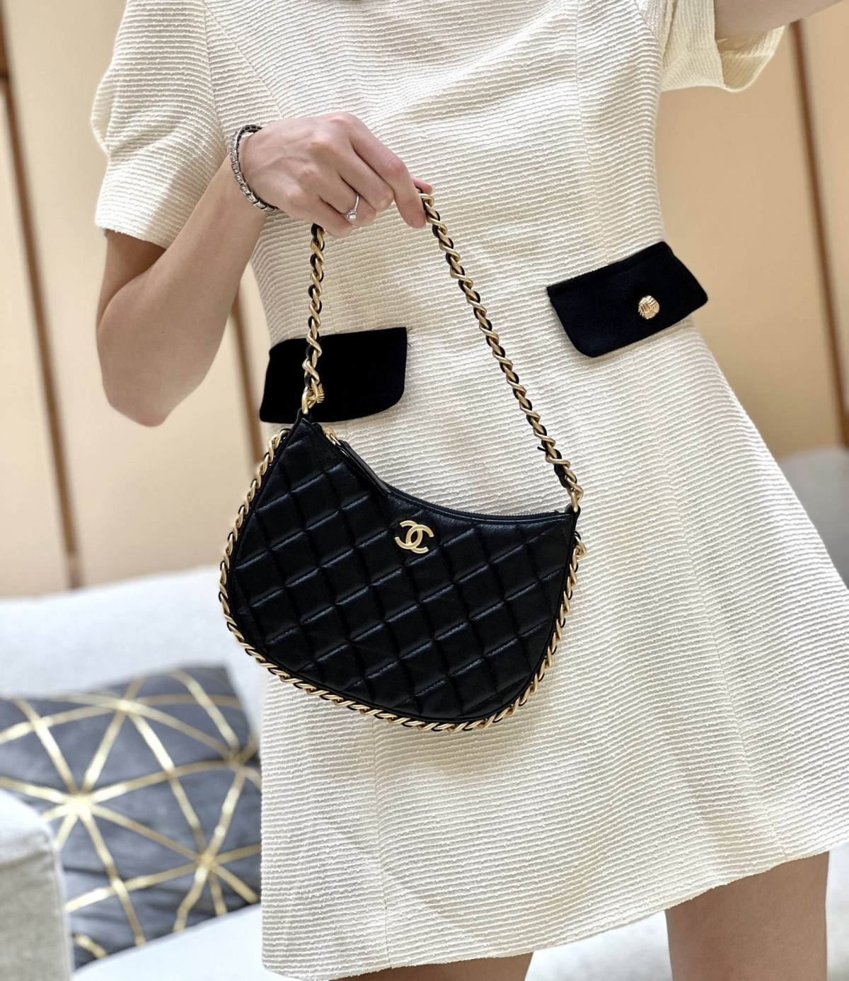 Ellebag’s Exquisite Replica: The Black Lambskin Chanel Hobo Handbag with Gold Hardware(2024 Dec Updated)-ʻOi aku ka maikaʻi o ka ʻeke Louis Vuitton ʻeke hoʻopunipuni ma ka hale kūʻai pūnaewele, ʻeke hoʻolālā kope ru