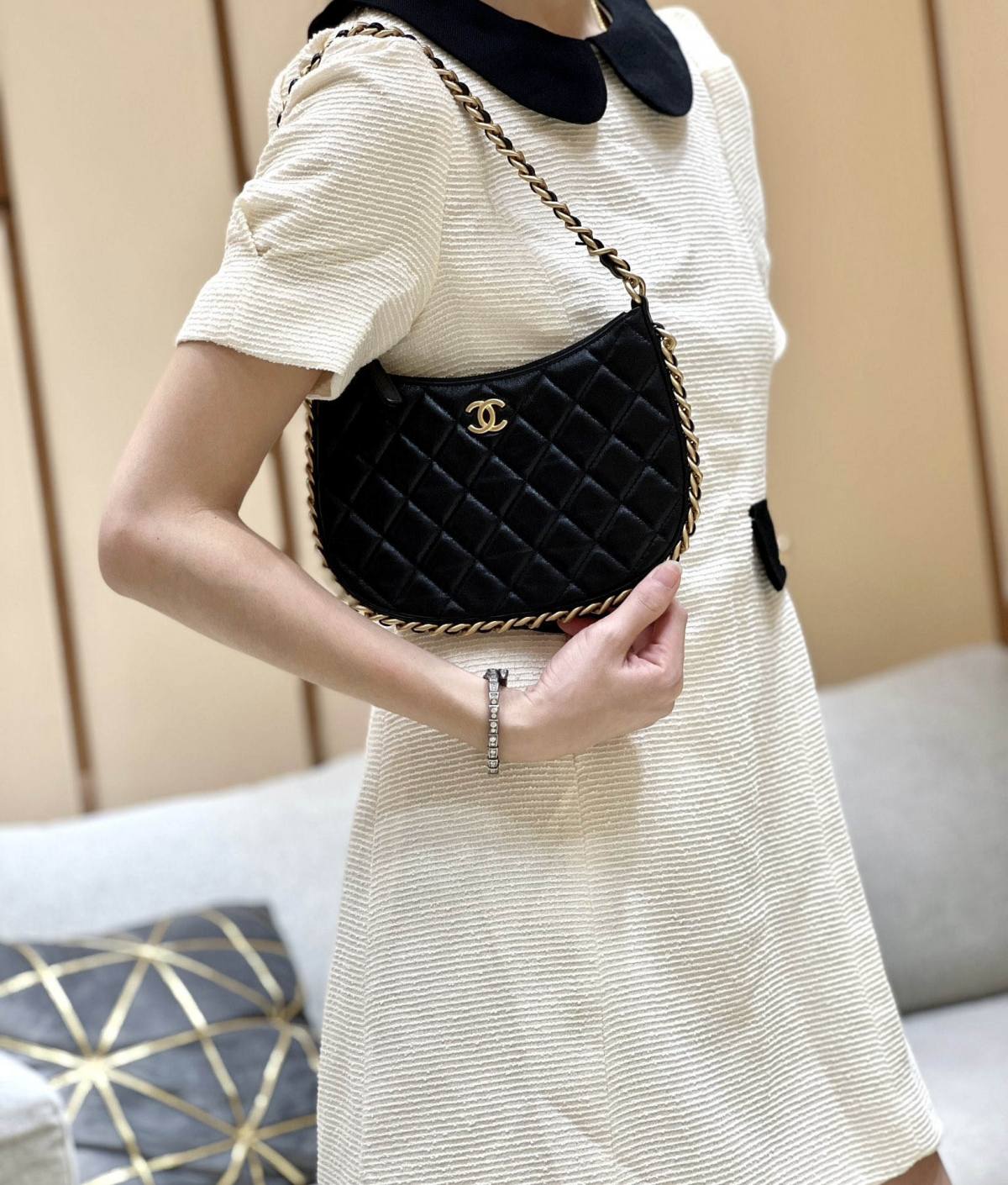 Ellebag’s Exquisite Replica: The Black Lambskin Chanel Hobo Handbag with Gold Hardware(2024 Dec Updated)-ʻOi aku ka maikaʻi o ka ʻeke Louis Vuitton ʻeke hoʻopunipuni ma ka hale kūʻai pūnaewele, ʻeke hoʻolālā kope ru