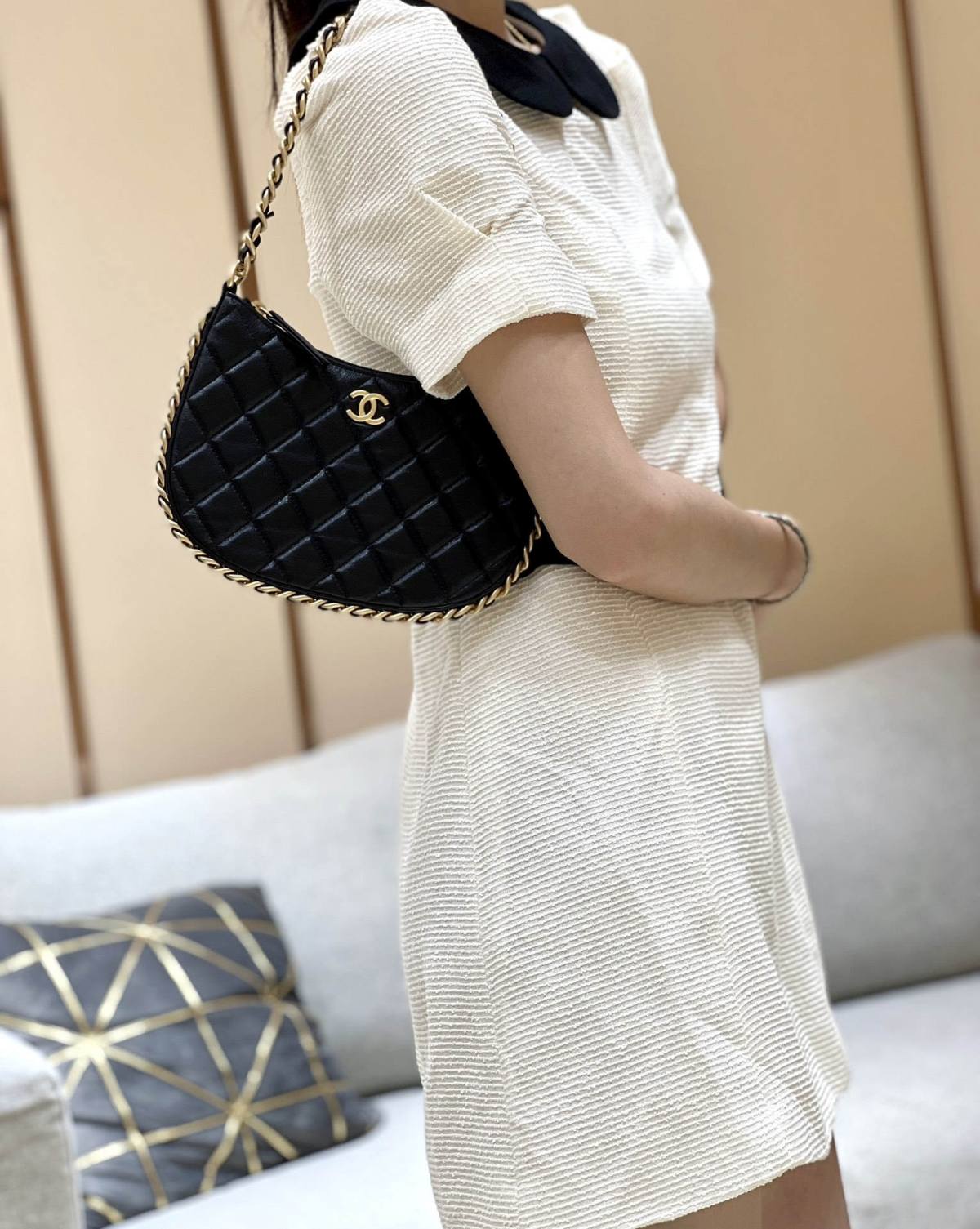 Ellebag’s Exquisite Replica: The Black Lambskin Chanel Hobo Handbag with Gold Hardware(2024 Dec Updated)-ʻOi aku ka maikaʻi o ka ʻeke Louis Vuitton ʻeke hoʻopunipuni ma ka hale kūʻai pūnaewele, ʻeke hoʻolālā kope ru