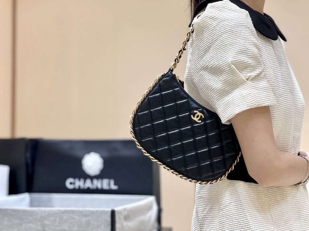 Ellebag’s Exquisite Replica: The Black Lambskin Chanel Hobo Handbag with Gold Hardware(2024 Dec Updated)-ʻOi aku ka maikaʻi o ka ʻeke Louis Vuitton ʻeke hoʻopunipuni ma ka hale kūʻai pūnaewele, ʻeke hoʻolālā kope ru