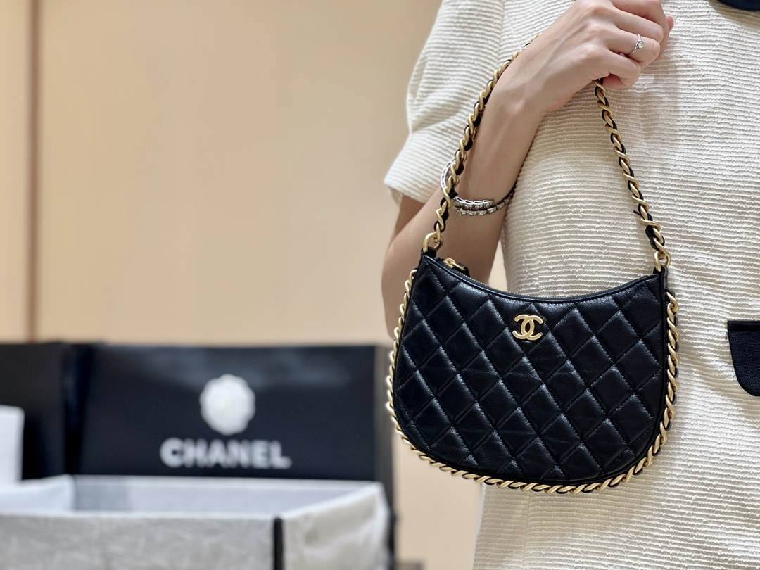 Ellebag’s Exquisite Replica: The Black Lambskin Chanel Hobo Handbag with Gold Hardware(2024 Dec Updated)-ʻOi aku ka maikaʻi o ka ʻeke Louis Vuitton ʻeke hoʻopunipuni ma ka hale kūʻai pūnaewele, ʻeke hoʻolālā kope ru