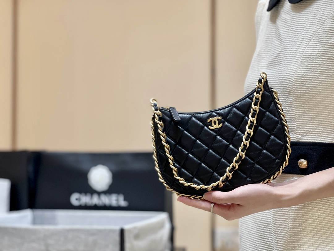 Ellebag’s Exquisite Replica: The Black Lambskin Chanel Hobo Handbag with Gold Hardware(2024 Dec Updated)-ʻOi aku ka maikaʻi o ka ʻeke Louis Vuitton ʻeke hoʻopunipuni ma ka hale kūʻai pūnaewele, ʻeke hoʻolālā kope ru