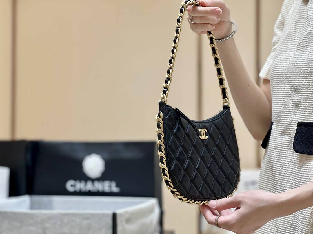 Ellebag’s Exquisite Replica: The Black Lambskin Chanel Hobo Handbag with Gold Hardware(2024 Dec Updated)-ʻOi aku ka maikaʻi o ka ʻeke Louis Vuitton ʻeke hoʻopunipuni ma ka hale kūʻai pūnaewele, ʻeke hoʻolālā kope ru