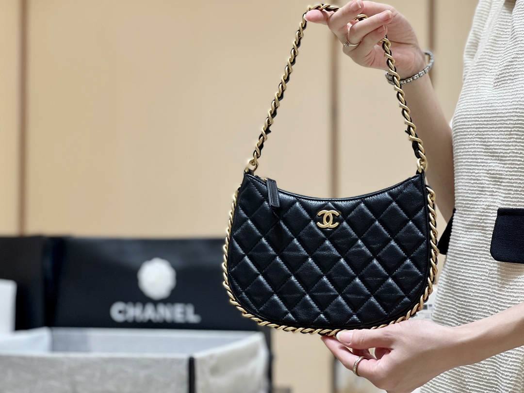 Ellebag’s Exquisite Replica: The Black Lambskin Chanel Hobo Handbag with Gold Hardware(2024 Dec Updated)-ʻOi aku ka maikaʻi o ka ʻeke Louis Vuitton ʻeke hoʻopunipuni ma ka hale kūʻai pūnaewele, ʻeke hoʻolālā kope ru