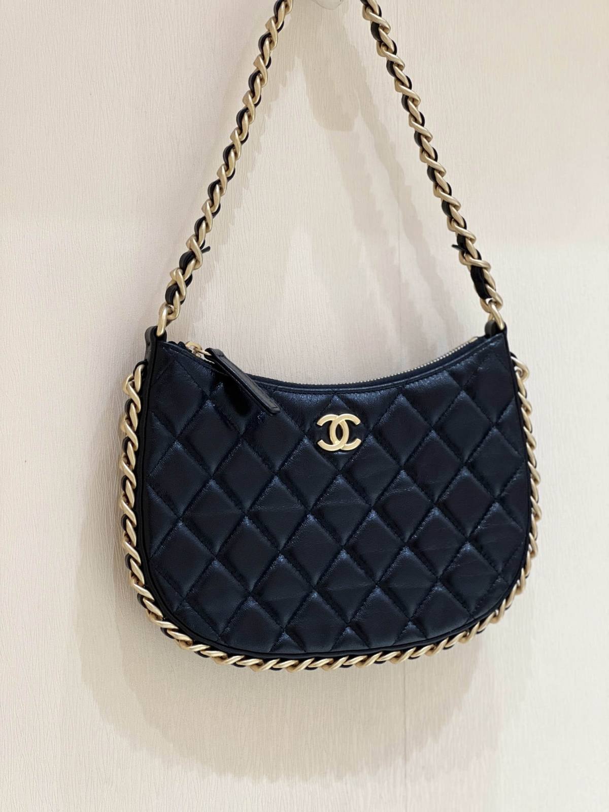 Ellebag’s Exquisite Replica: The Black Lambskin Chanel Hobo Handbag with Gold Hardware(2024 Dec Updated)-ʻOi aku ka maikaʻi o ka ʻeke Louis Vuitton ʻeke hoʻopunipuni ma ka hale kūʻai pūnaewele, ʻeke hoʻolālā kope ru