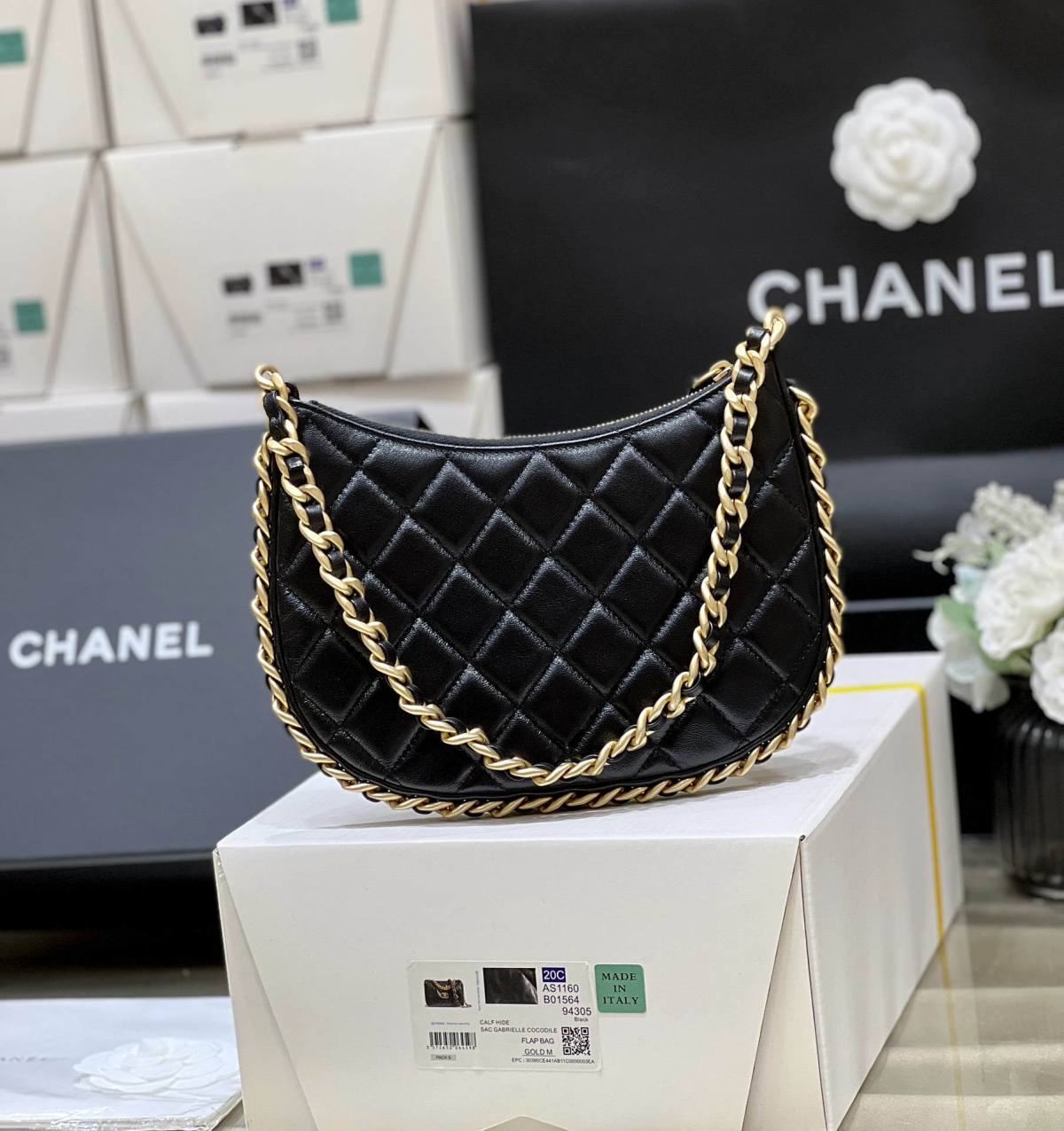 Ellebag’s Exquisite Replica: The Black Lambskin Chanel Hobo Handbag with Gold Hardware(2024 Dec Updated)-ʻOi aku ka maikaʻi o ka ʻeke Louis Vuitton ʻeke hoʻopunipuni ma ka hale kūʻai pūnaewele, ʻeke hoʻolālā kope ru